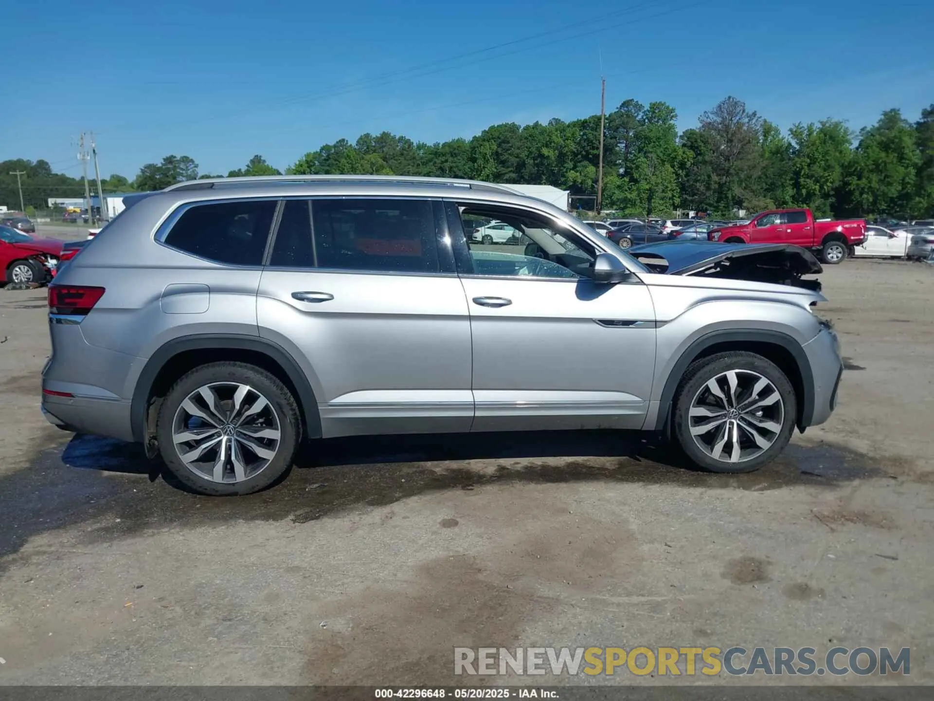 13 Photograph of a damaged car 1V2FR2CA0NC525483 VOLKSWAGEN ATLAS 2022
