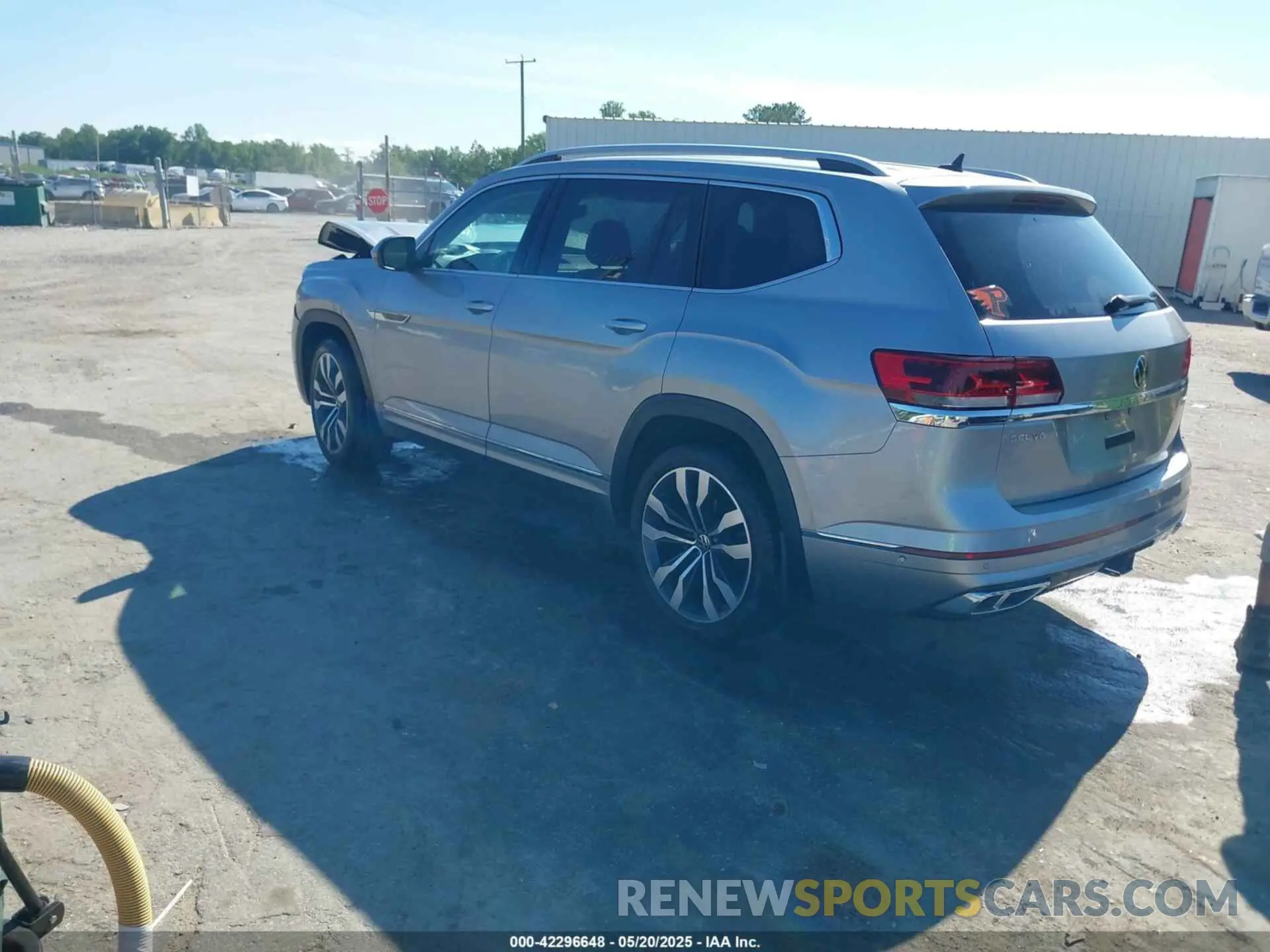3 Photograph of a damaged car 1V2FR2CA0NC525483 VOLKSWAGEN ATLAS 2022