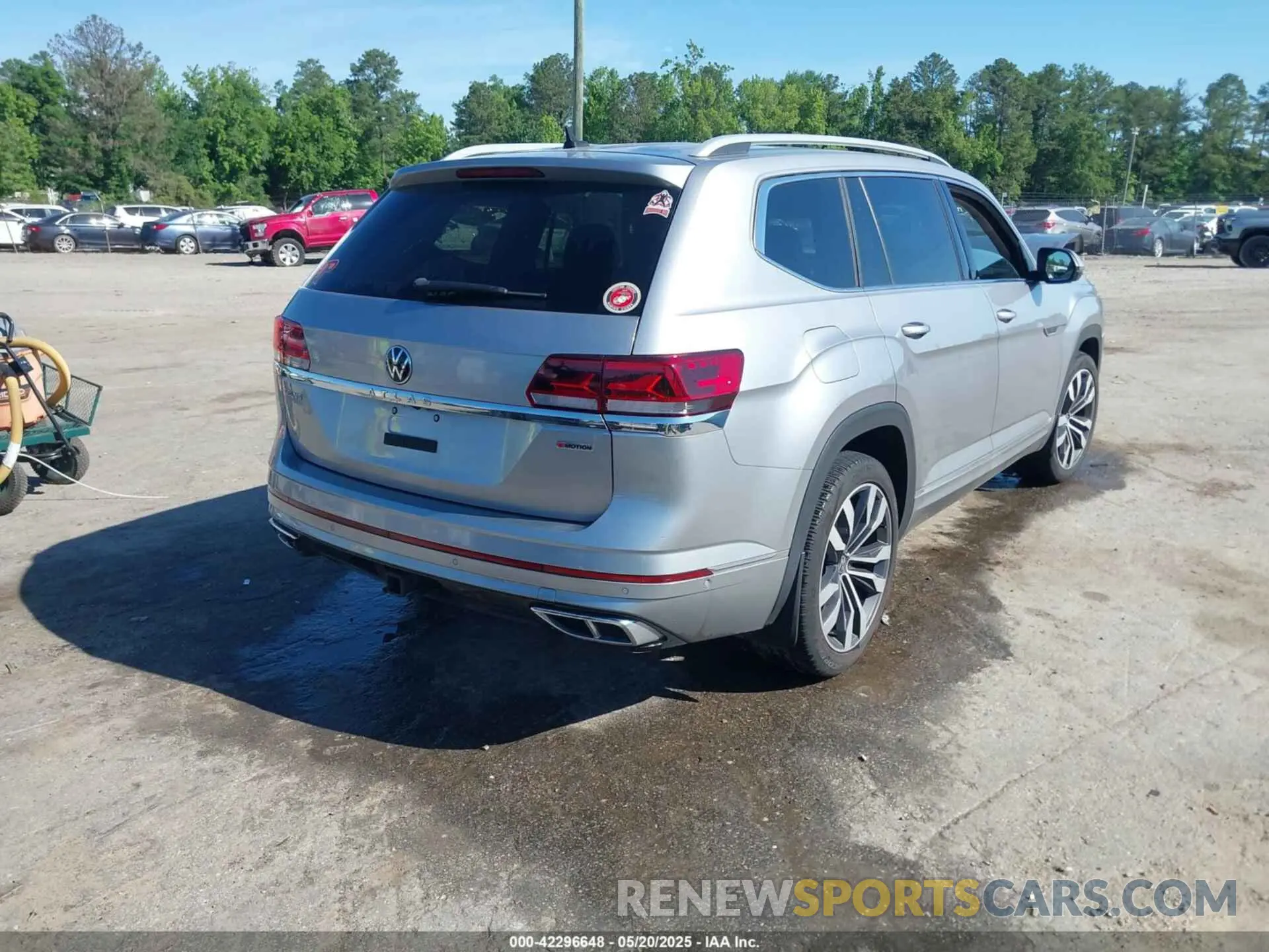 4 Photograph of a damaged car 1V2FR2CA0NC525483 VOLKSWAGEN ATLAS 2022