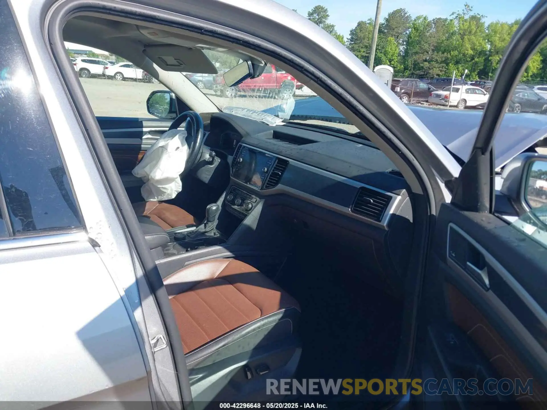 5 Photograph of a damaged car 1V2FR2CA0NC525483 VOLKSWAGEN ATLAS 2022