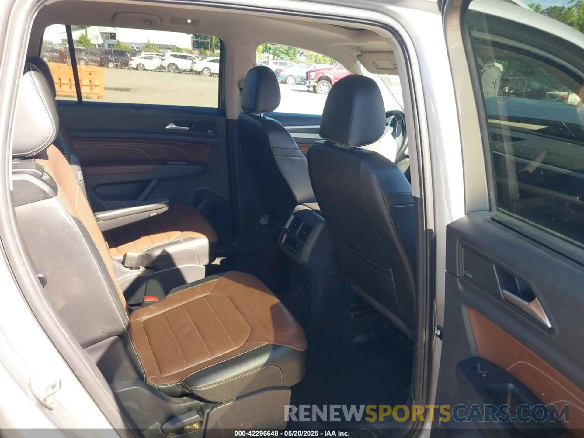 8 Photograph of a damaged car 1V2FR2CA0NC525483 VOLKSWAGEN ATLAS 2022