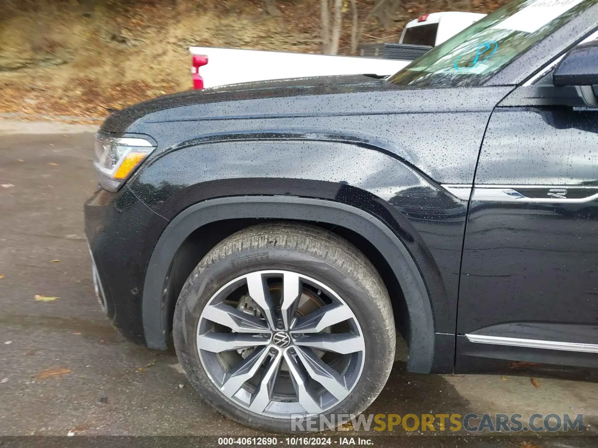 19 Photograph of a damaged car 1V2FR2CA3NC541015 VOLKSWAGEN ATLAS 2022
