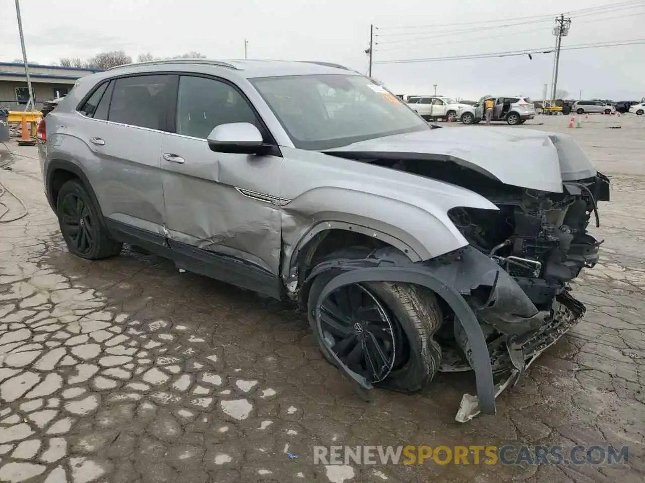 4 Photograph of a damaged car 1V2HE2CA5NC223854 VOLKSWAGEN ATLAS 2022