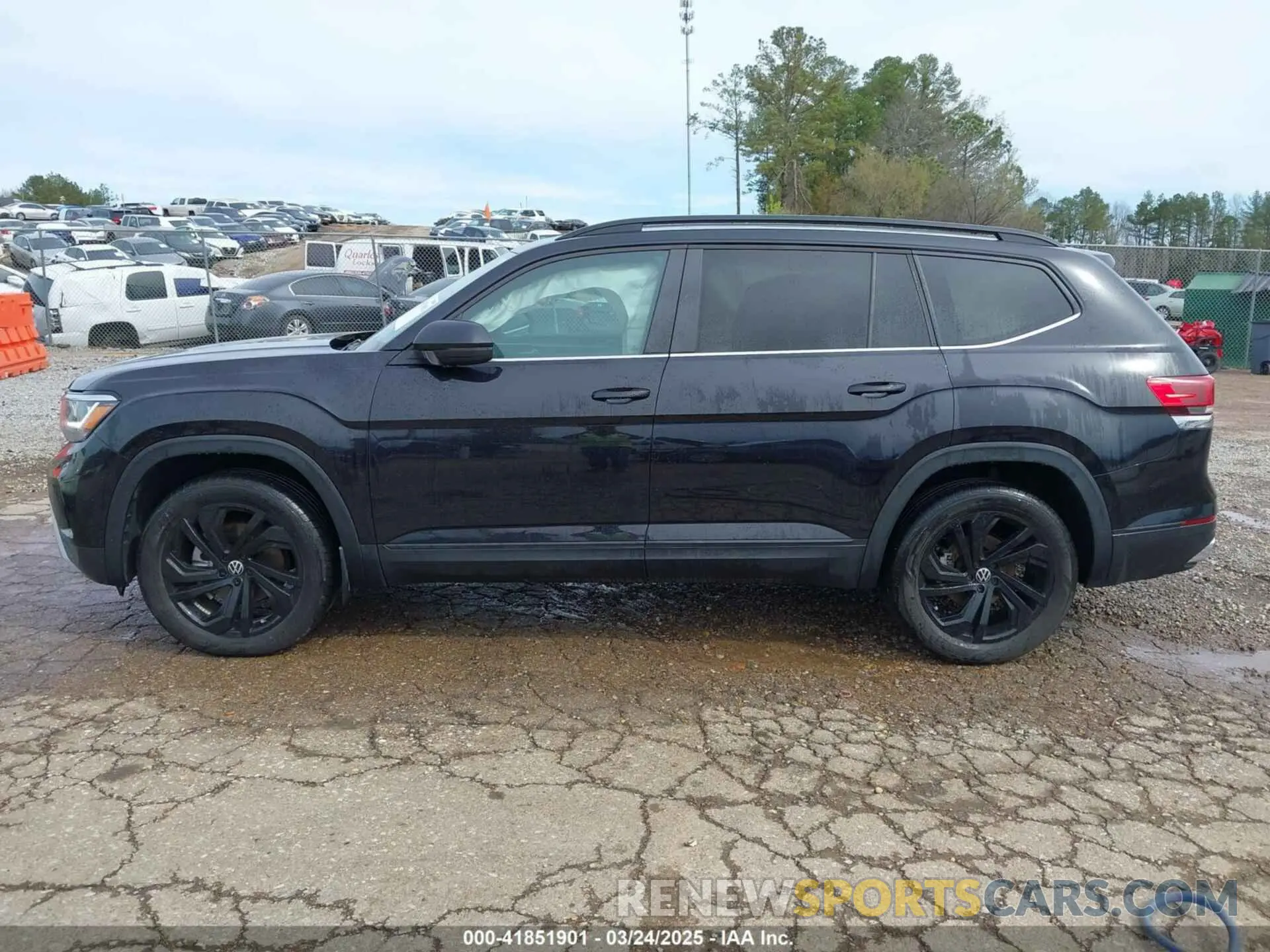 14 Photograph of a damaged car 1V2HR2CA1NC549008 VOLKSWAGEN ATLAS 2022