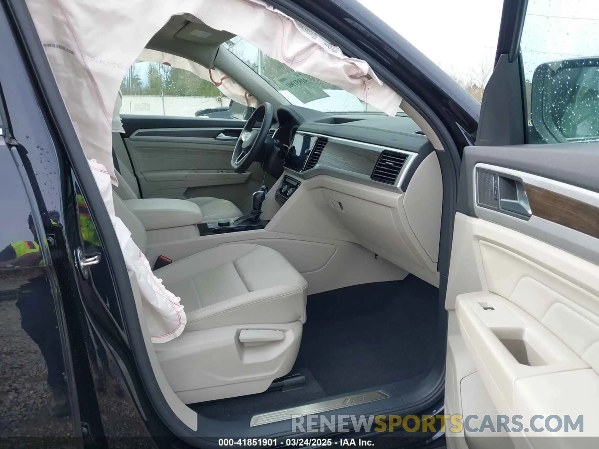 5 Photograph of a damaged car 1V2HR2CA1NC549008 VOLKSWAGEN ATLAS 2022
