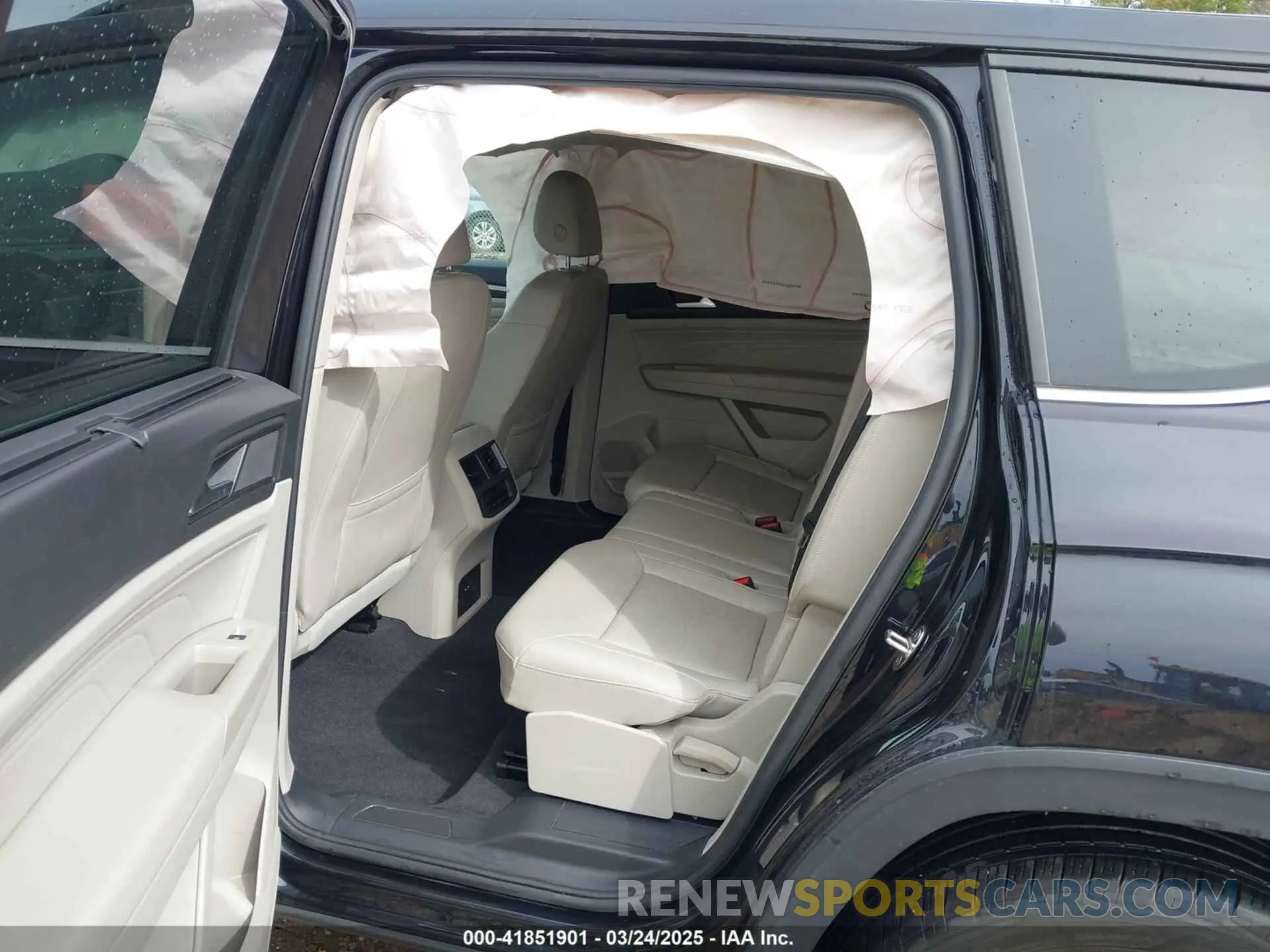 8 Photograph of a damaged car 1V2HR2CA1NC549008 VOLKSWAGEN ATLAS 2022