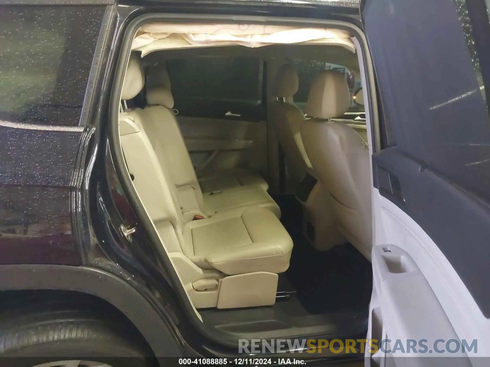 8 Photograph of a damaged car 1V2HR2CA3NC545414 VOLKSWAGEN ATLAS 2022