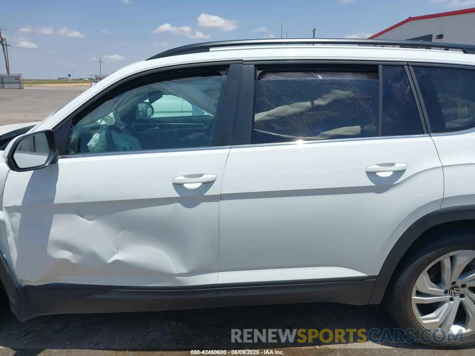 13 Photograph of a damaged car 1V2HR2CA6NC513444 VOLKSWAGEN ATLAS 2022