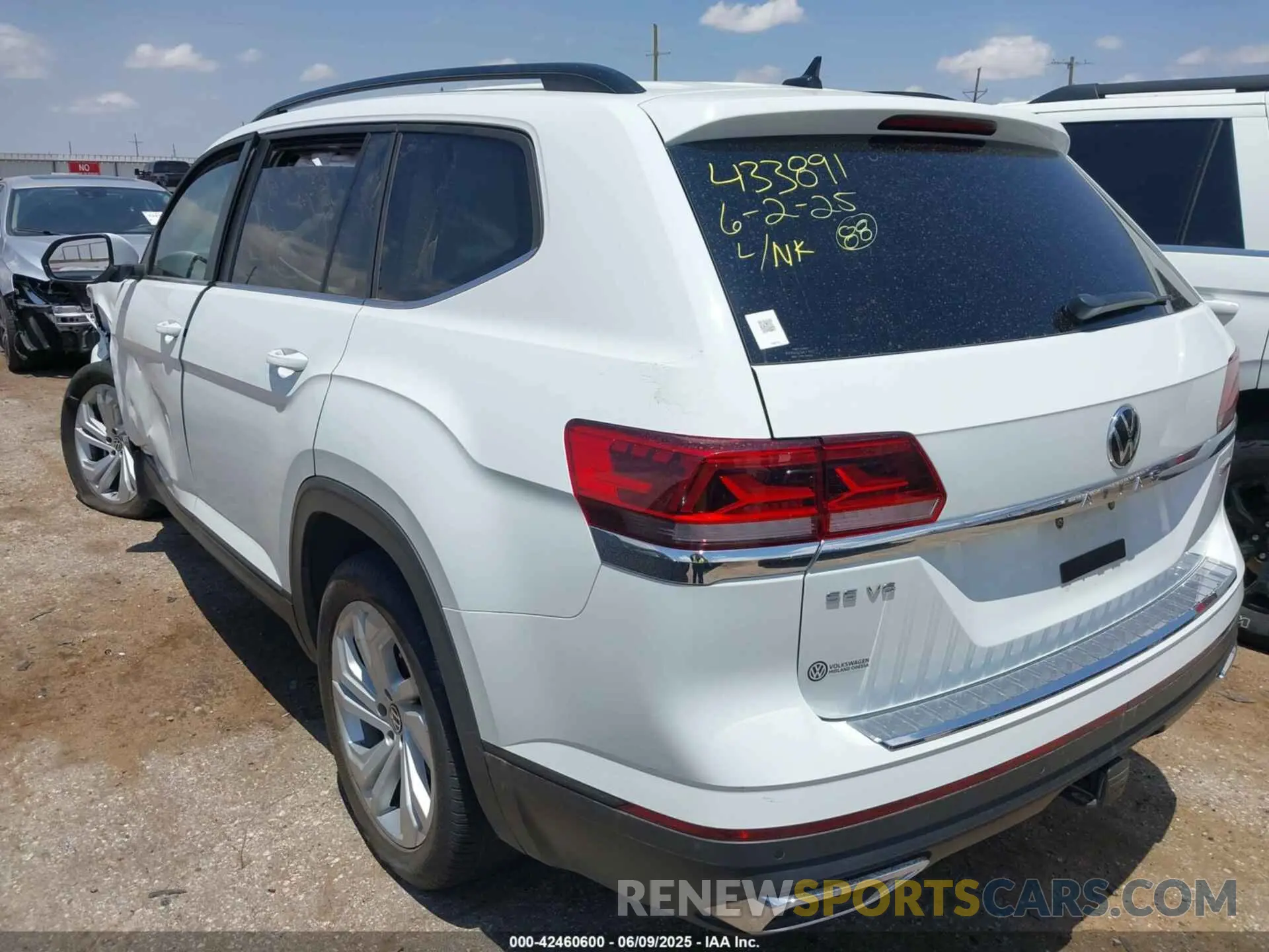 3 Photograph of a damaged car 1V2HR2CA6NC513444 VOLKSWAGEN ATLAS 2022
