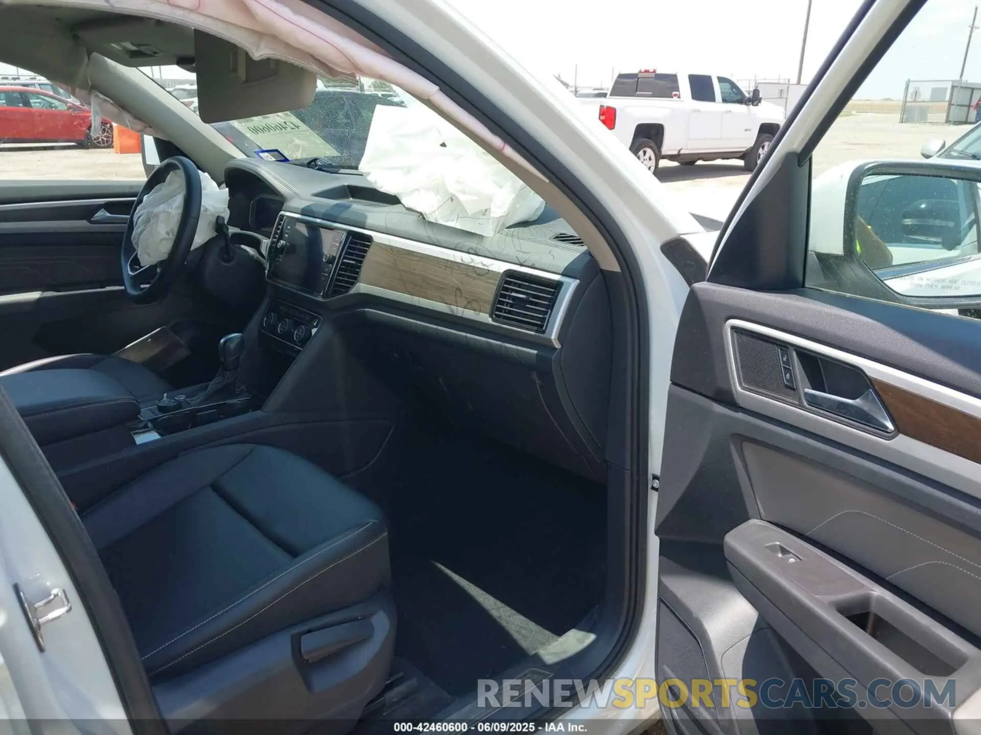 5 Photograph of a damaged car 1V2HR2CA6NC513444 VOLKSWAGEN ATLAS 2022