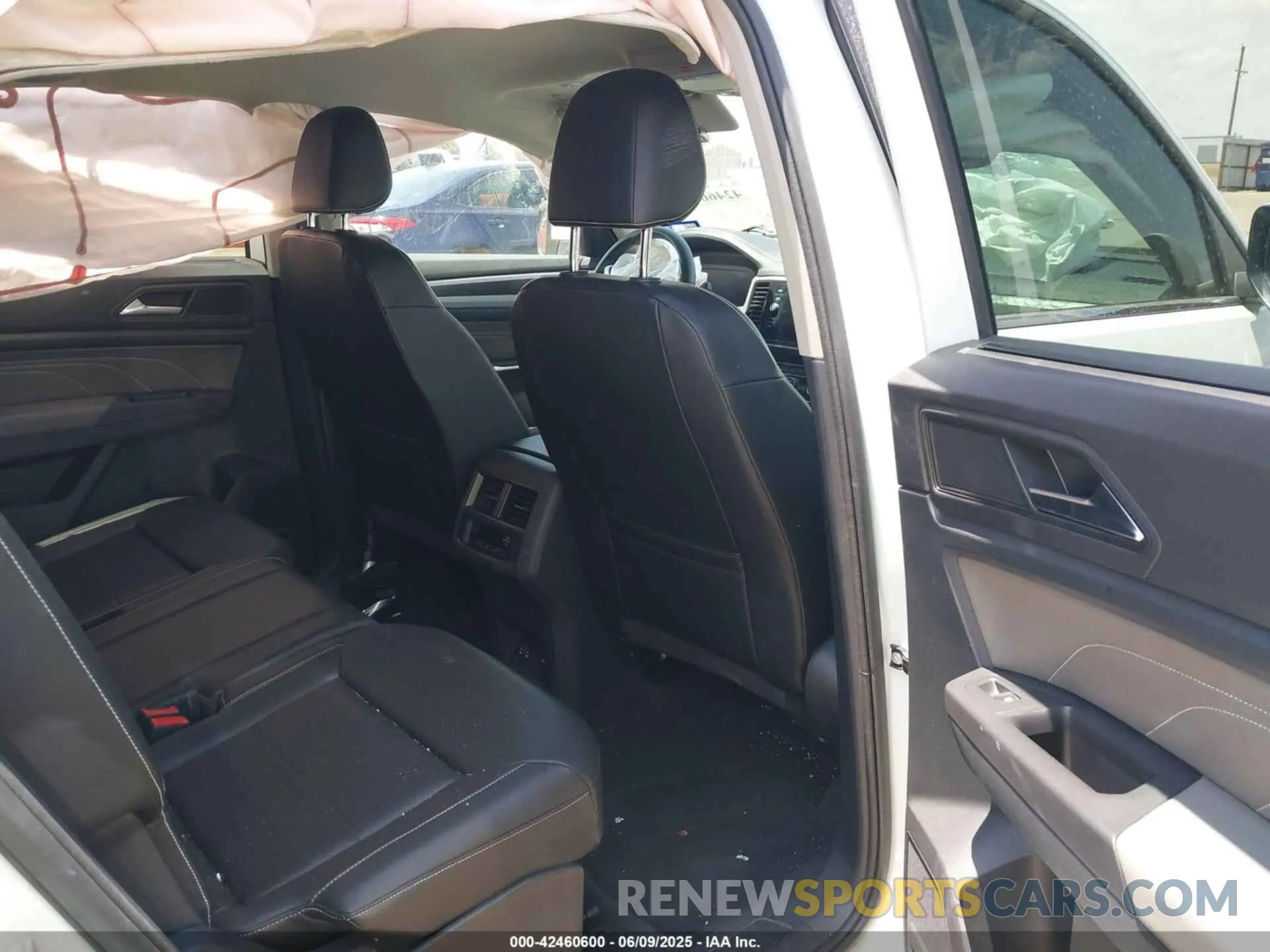 8 Photograph of a damaged car 1V2HR2CA6NC513444 VOLKSWAGEN ATLAS 2022