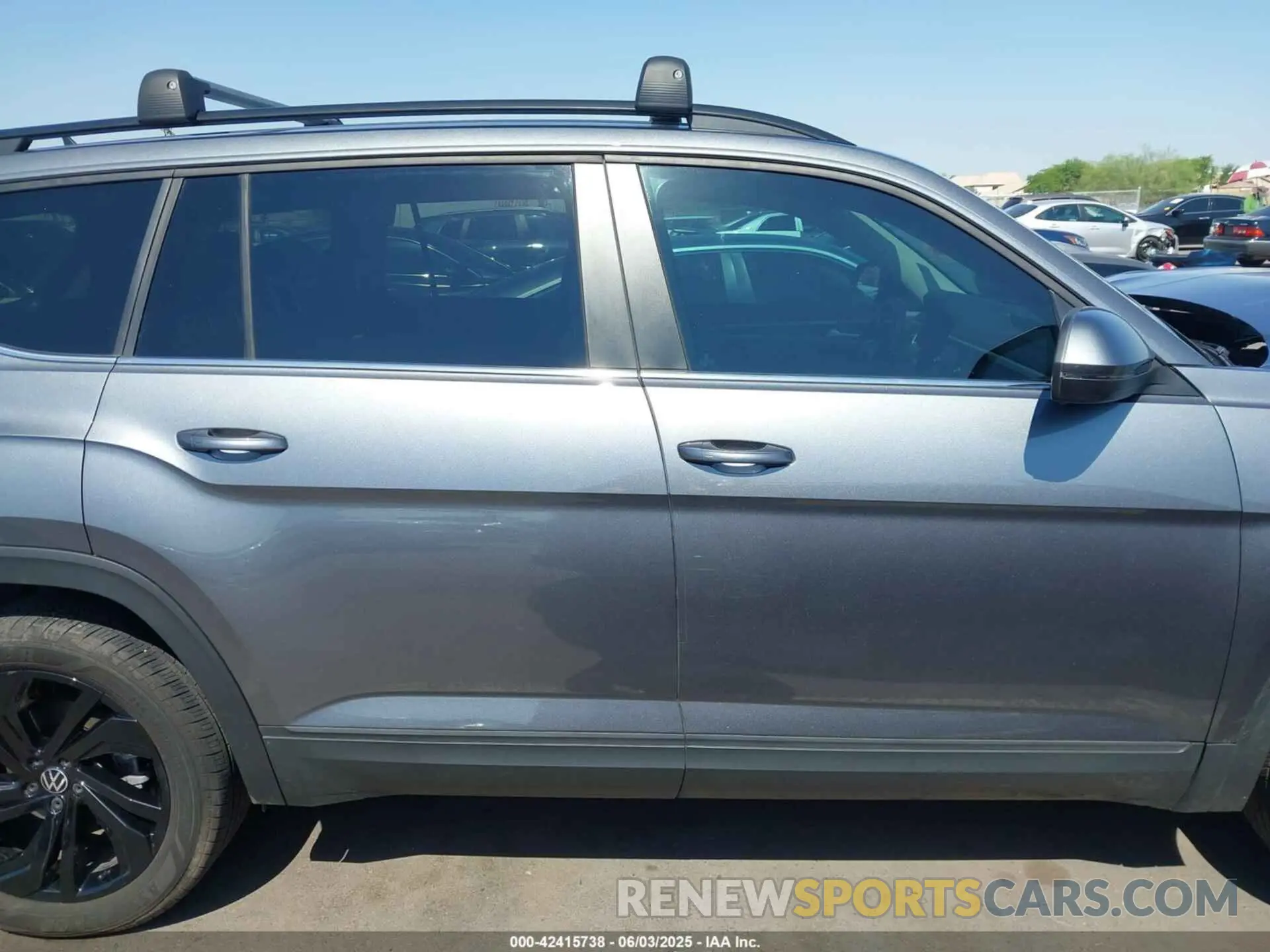 13 Photograph of a damaged car 1V2HR2CA6NC549862 VOLKSWAGEN ATLAS 2022