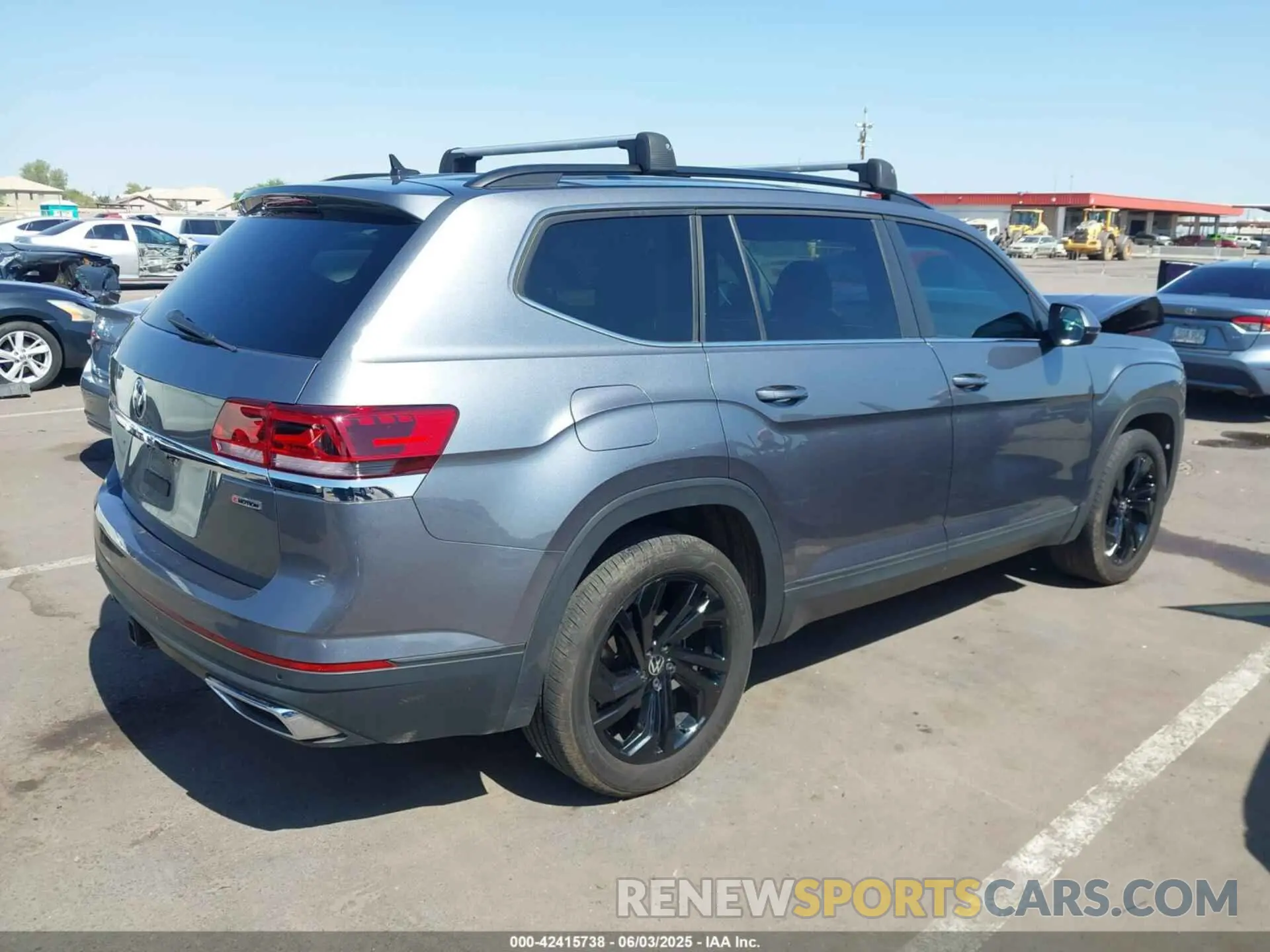4 Photograph of a damaged car 1V2HR2CA6NC549862 VOLKSWAGEN ATLAS 2022