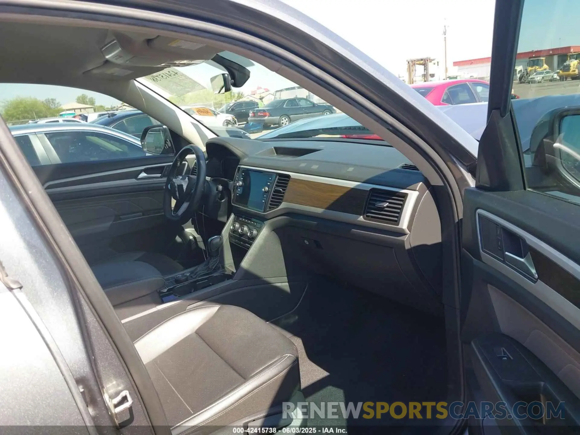 5 Photograph of a damaged car 1V2HR2CA6NC549862 VOLKSWAGEN ATLAS 2022