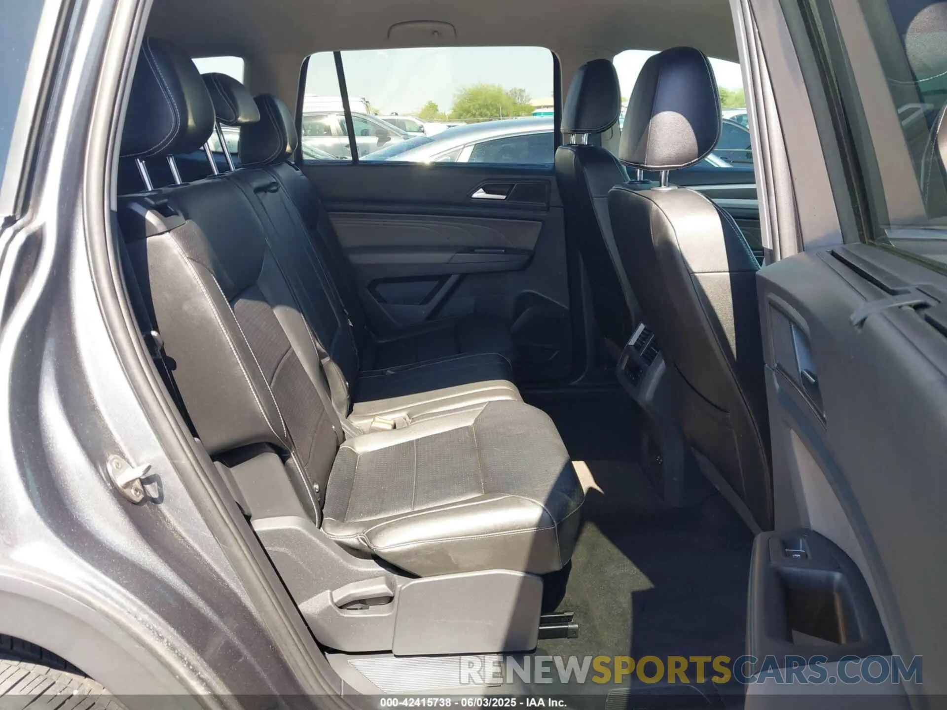 8 Photograph of a damaged car 1V2HR2CA6NC549862 VOLKSWAGEN ATLAS 2022