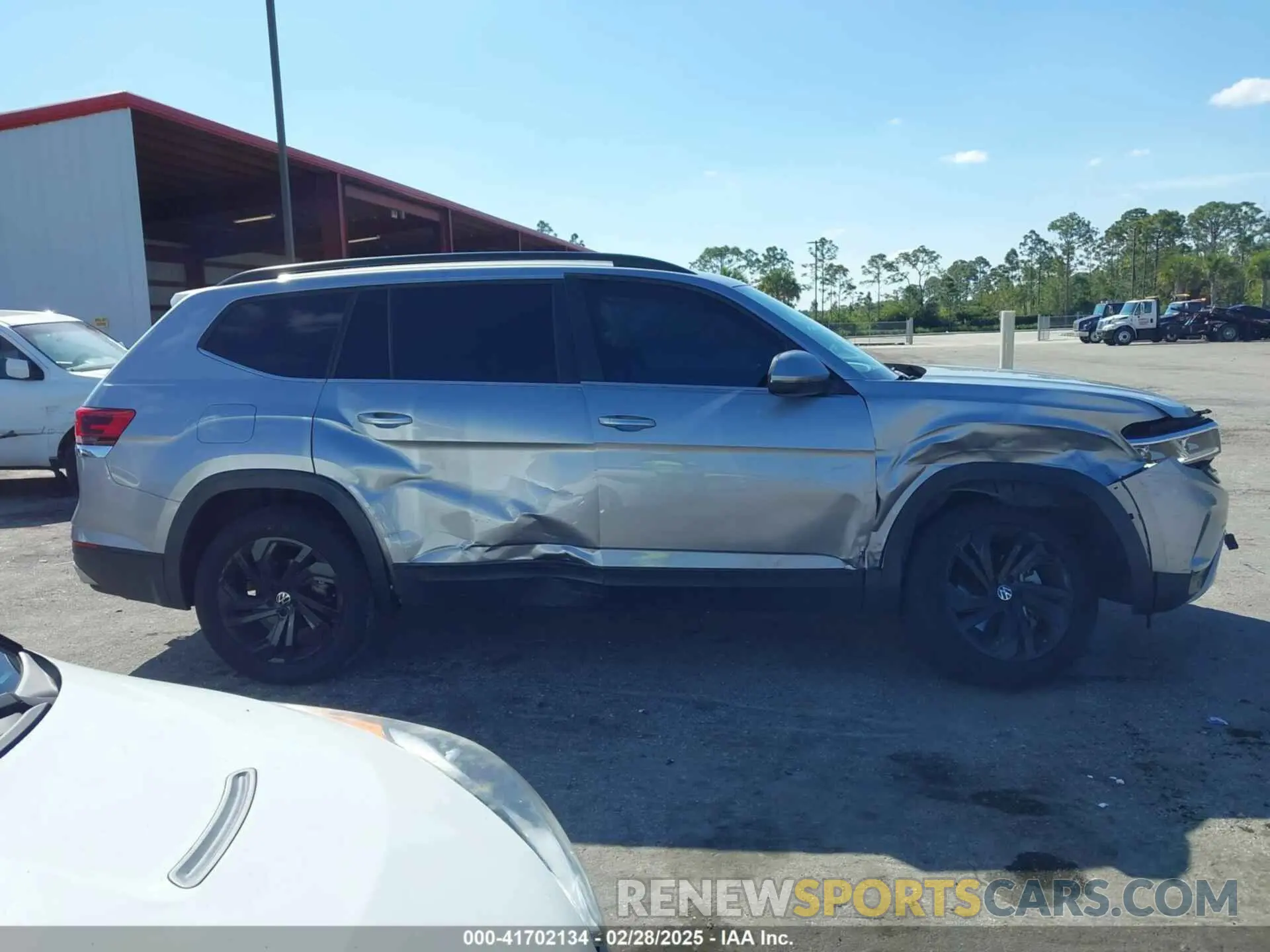 14 Photograph of a damaged car 1V2HR2CA9NC518394 VOLKSWAGEN ATLAS 2022