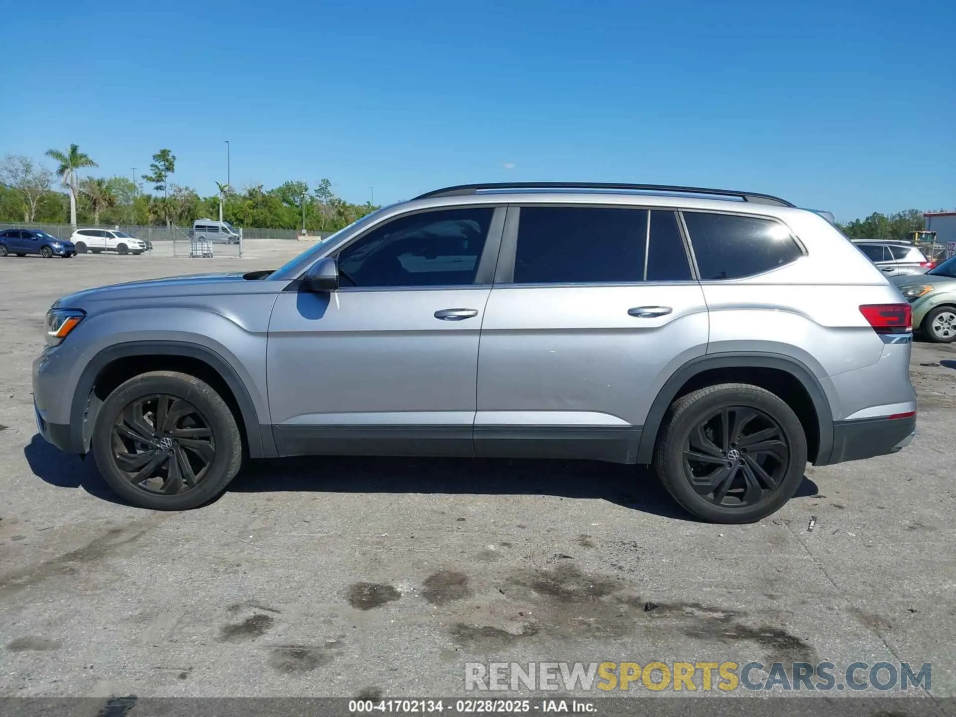 15 Photograph of a damaged car 1V2HR2CA9NC518394 VOLKSWAGEN ATLAS 2022