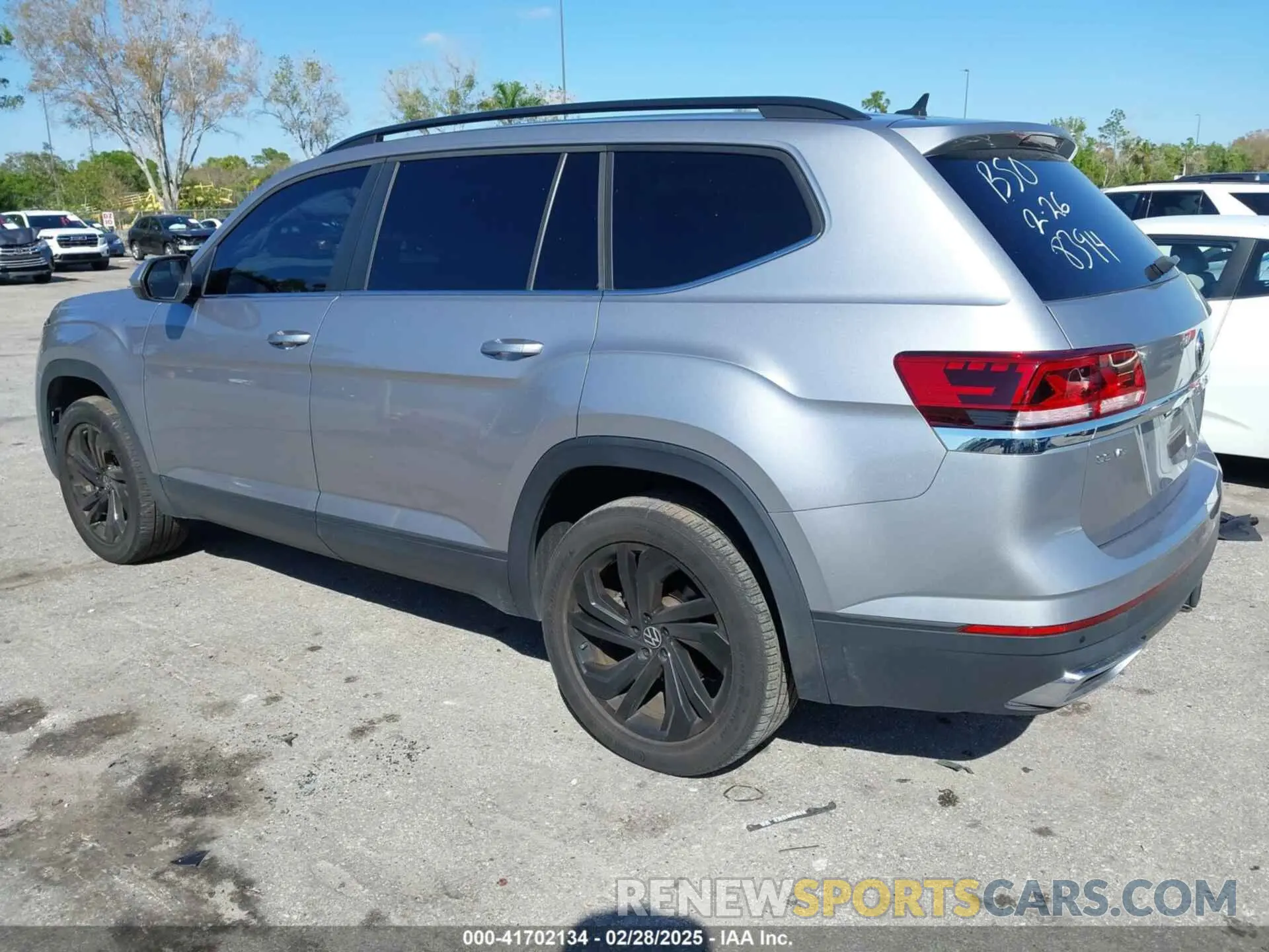 3 Photograph of a damaged car 1V2HR2CA9NC518394 VOLKSWAGEN ATLAS 2022