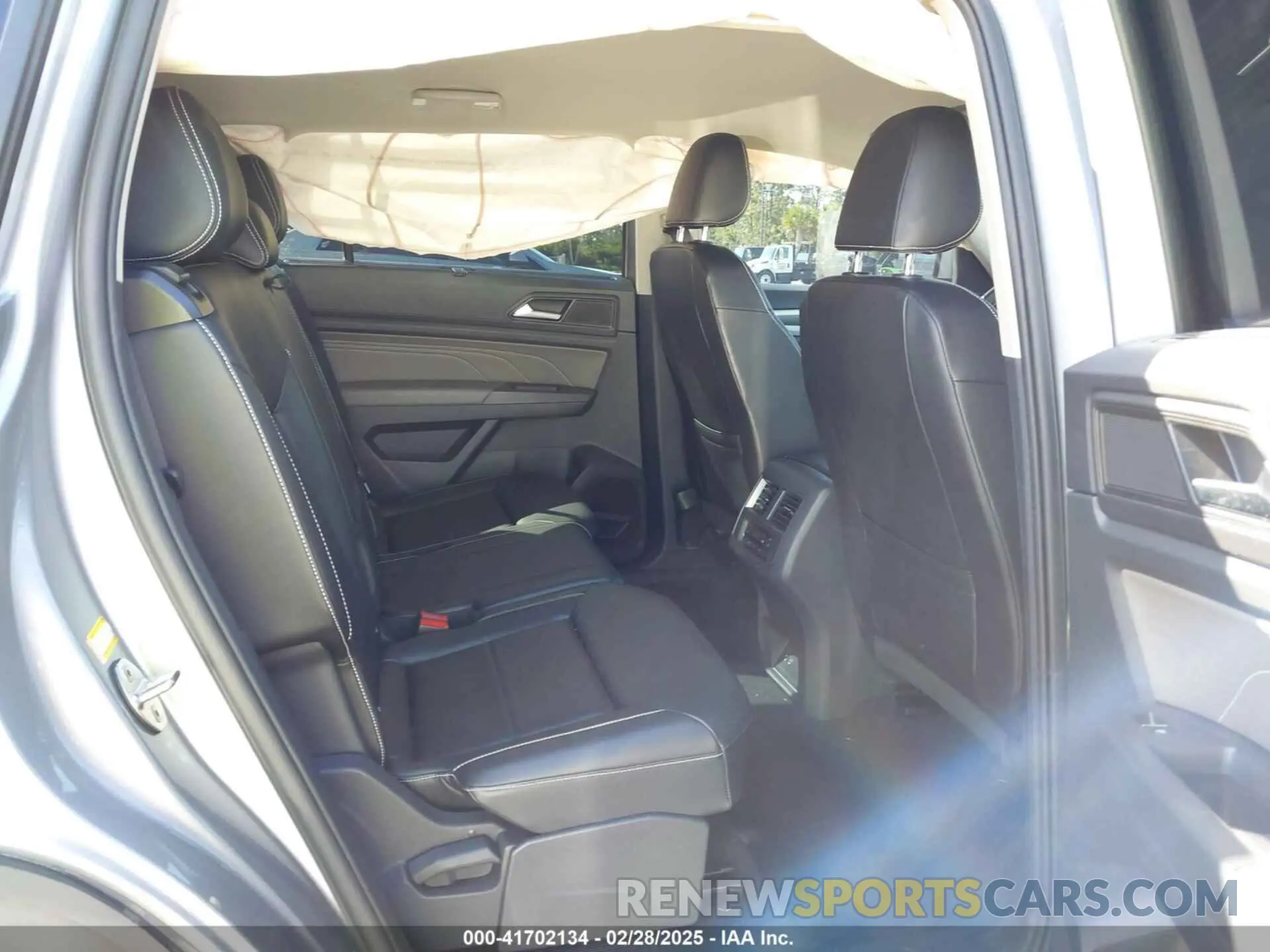 8 Photograph of a damaged car 1V2HR2CA9NC518394 VOLKSWAGEN ATLAS 2022