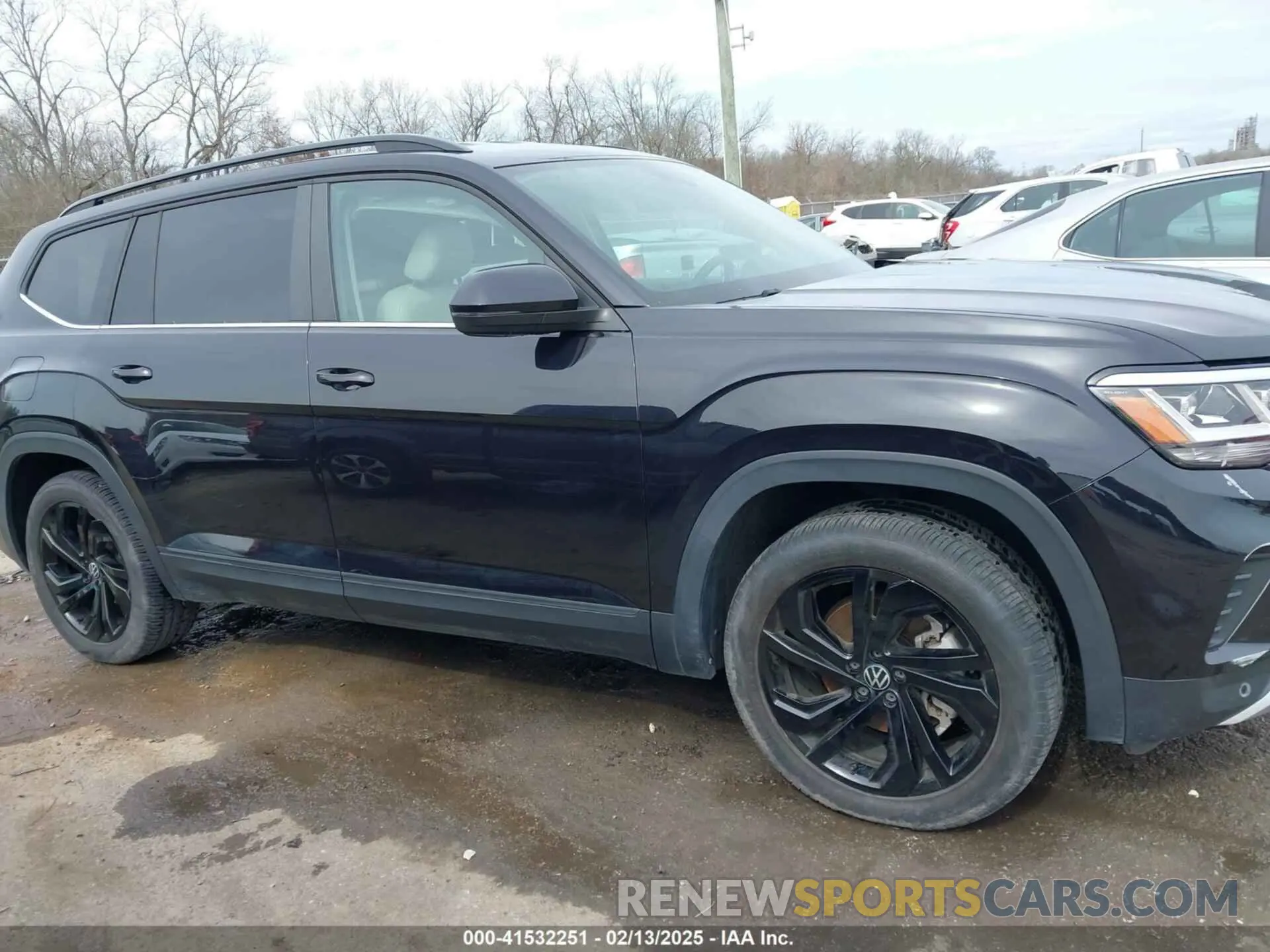 13 Photograph of a damaged car 1V2HR2CA9NC548835 VOLKSWAGEN ATLAS 2022