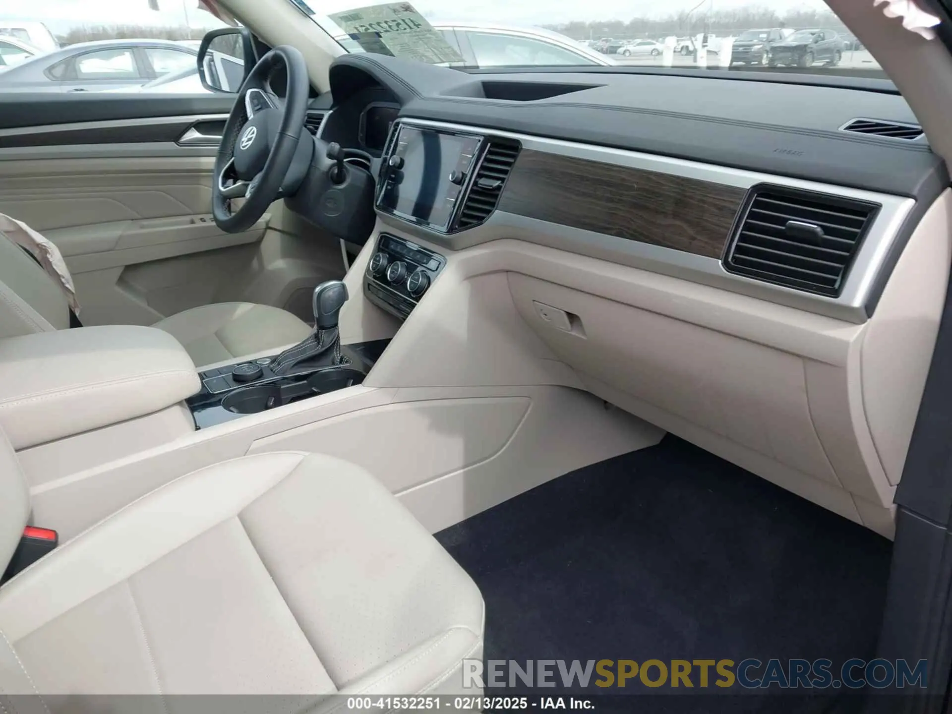 5 Photograph of a damaged car 1V2HR2CA9NC548835 VOLKSWAGEN ATLAS 2022