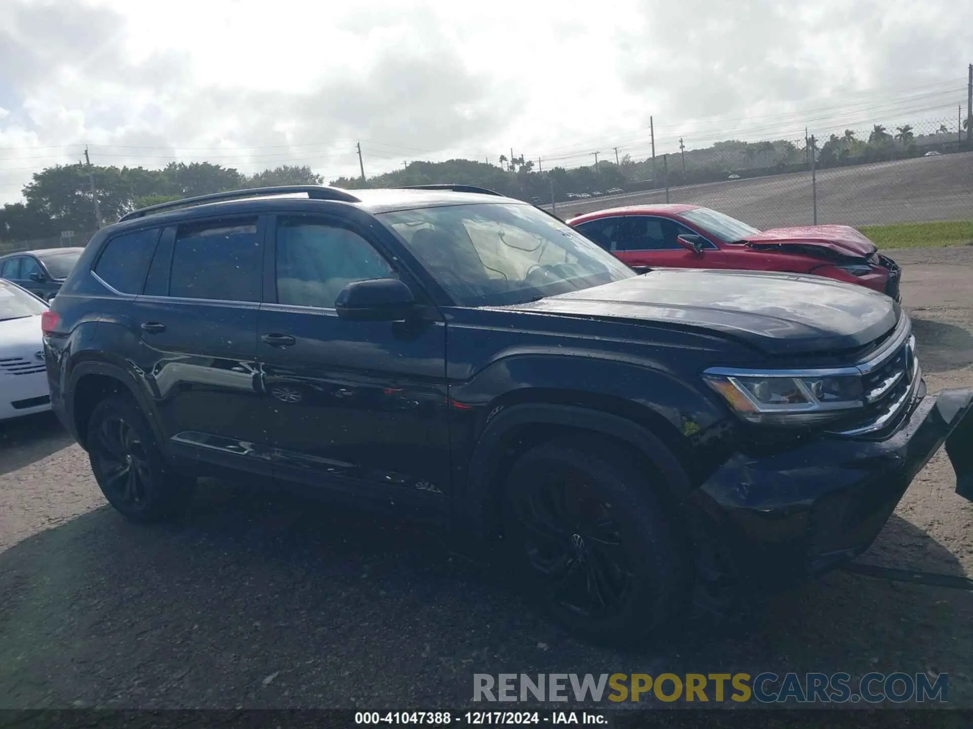 14 Photograph of a damaged car 1V2JP2CA0NC545183 VOLKSWAGEN ATLAS 2022