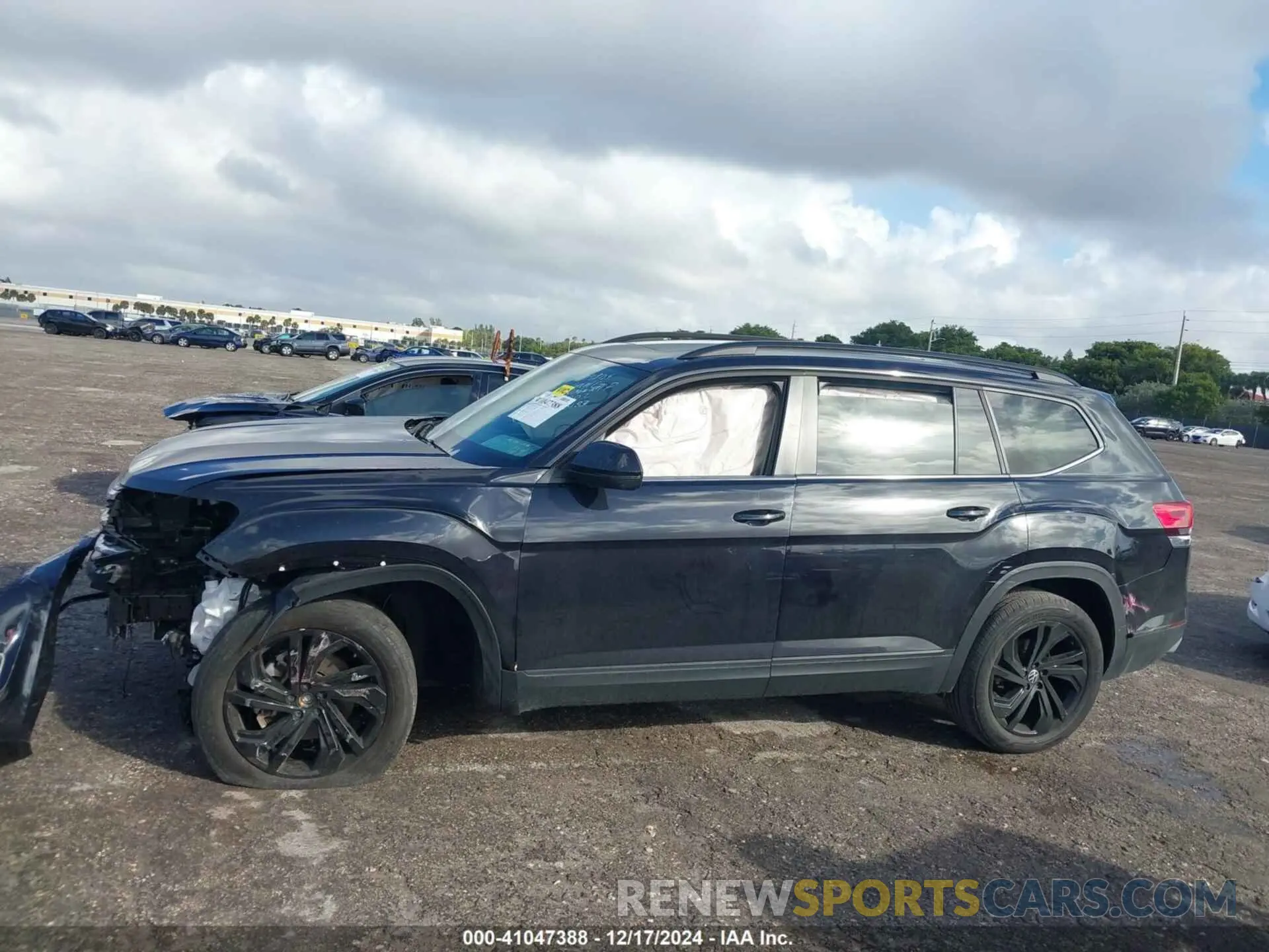 15 Photograph of a damaged car 1V2JP2CA0NC545183 VOLKSWAGEN ATLAS 2022