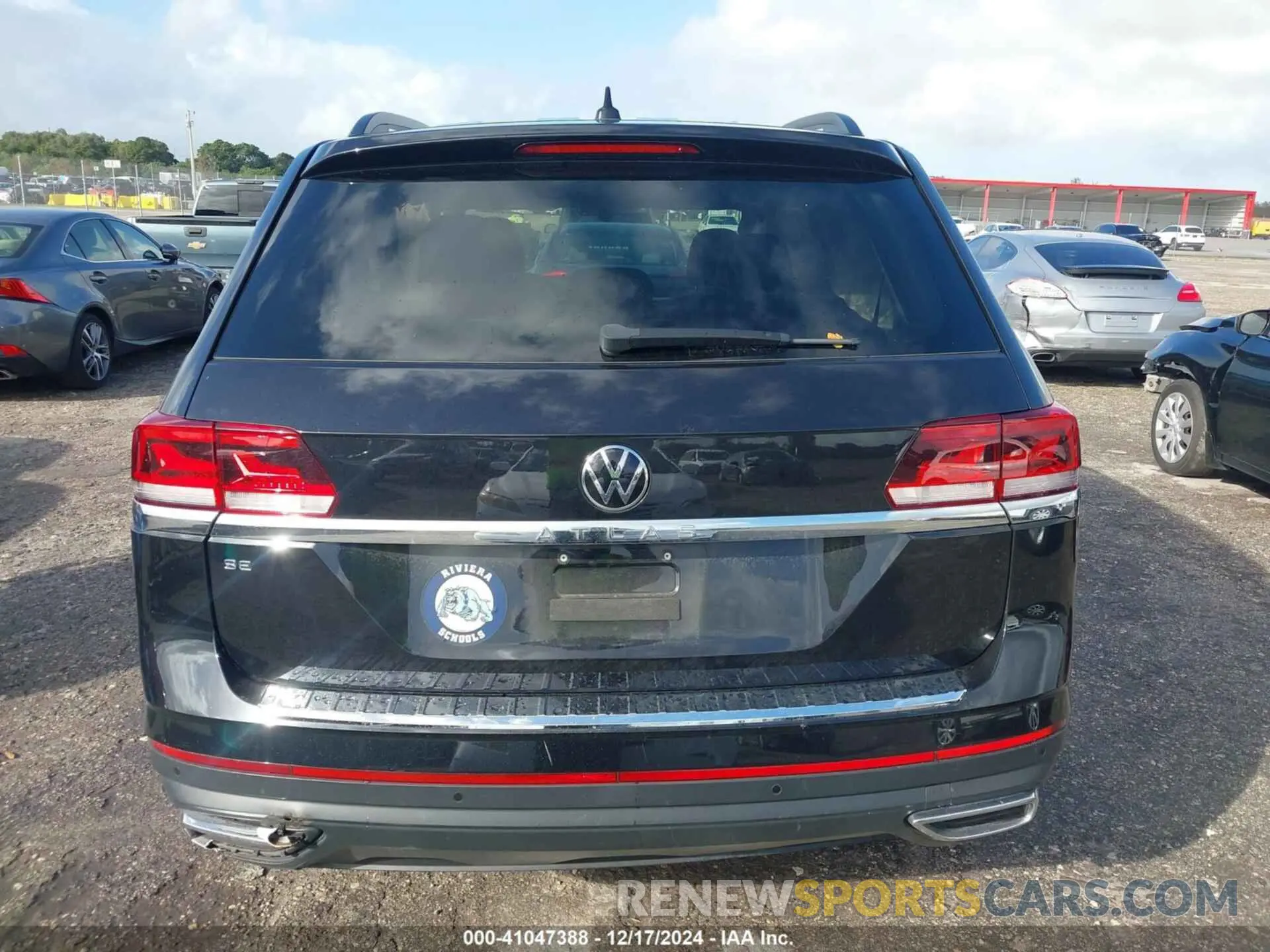 17 Photograph of a damaged car 1V2JP2CA0NC545183 VOLKSWAGEN ATLAS 2022