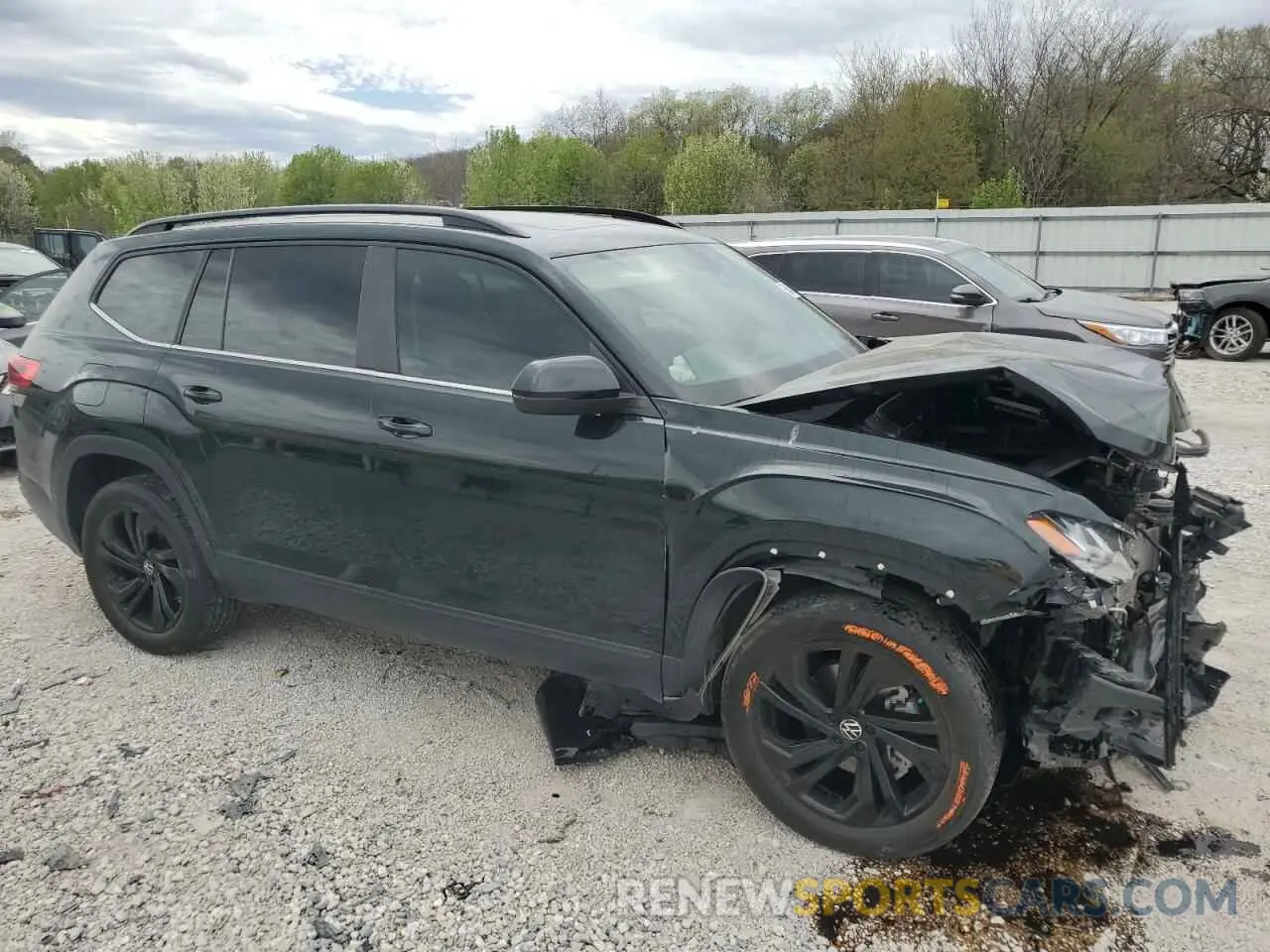 4 Photograph of a damaged car 1V2JP2CA6NC510468 VOLKSWAGEN ATLAS 2022