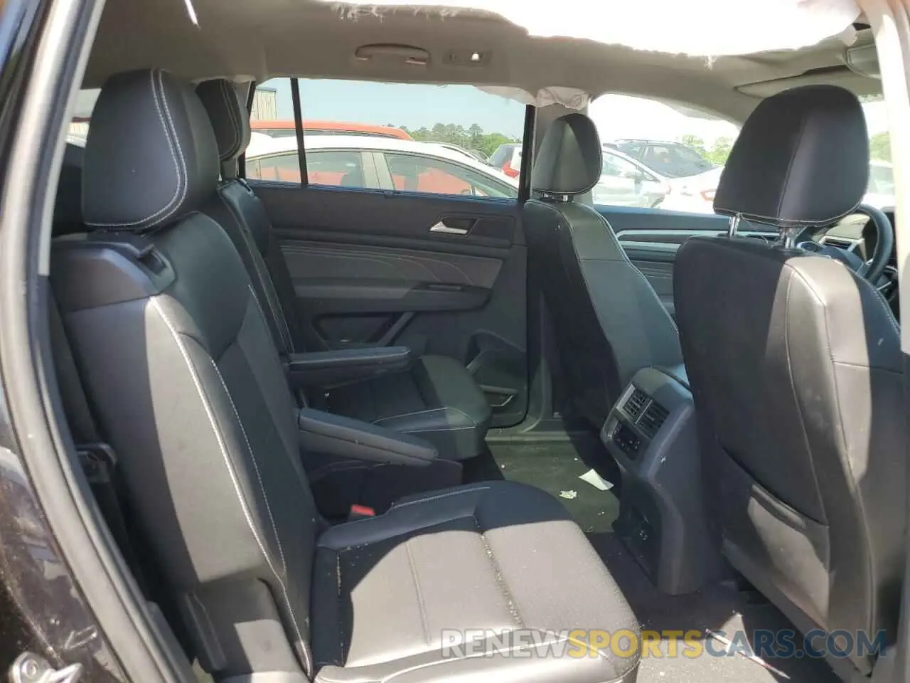 11 Photograph of a damaged car 1V2JR2CA0NC546229 VOLKSWAGEN ATLAS 2022