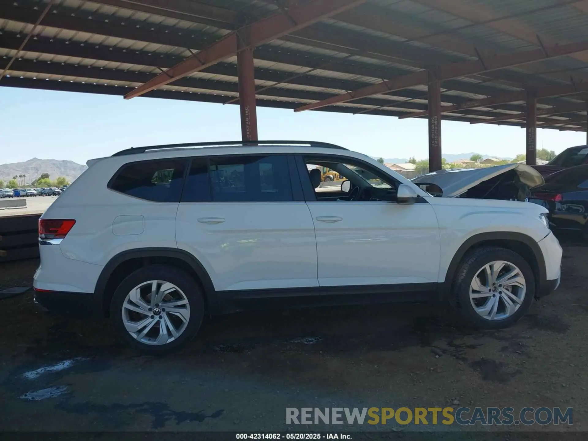 12 Photograph of a damaged car 1V2JR2CA0NC550958 VOLKSWAGEN ATLAS 2022