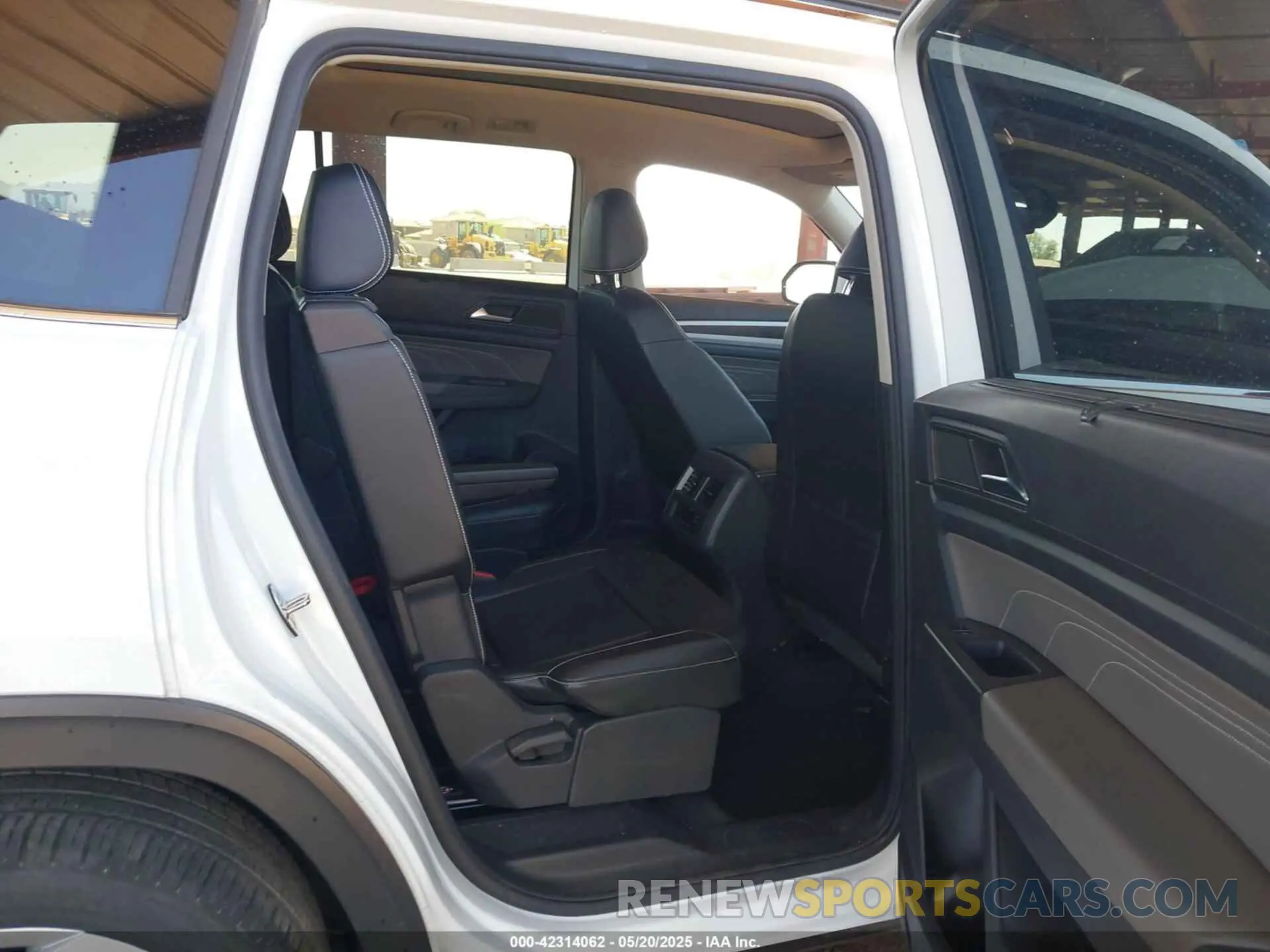 8 Photograph of a damaged car 1V2JR2CA0NC550958 VOLKSWAGEN ATLAS 2022