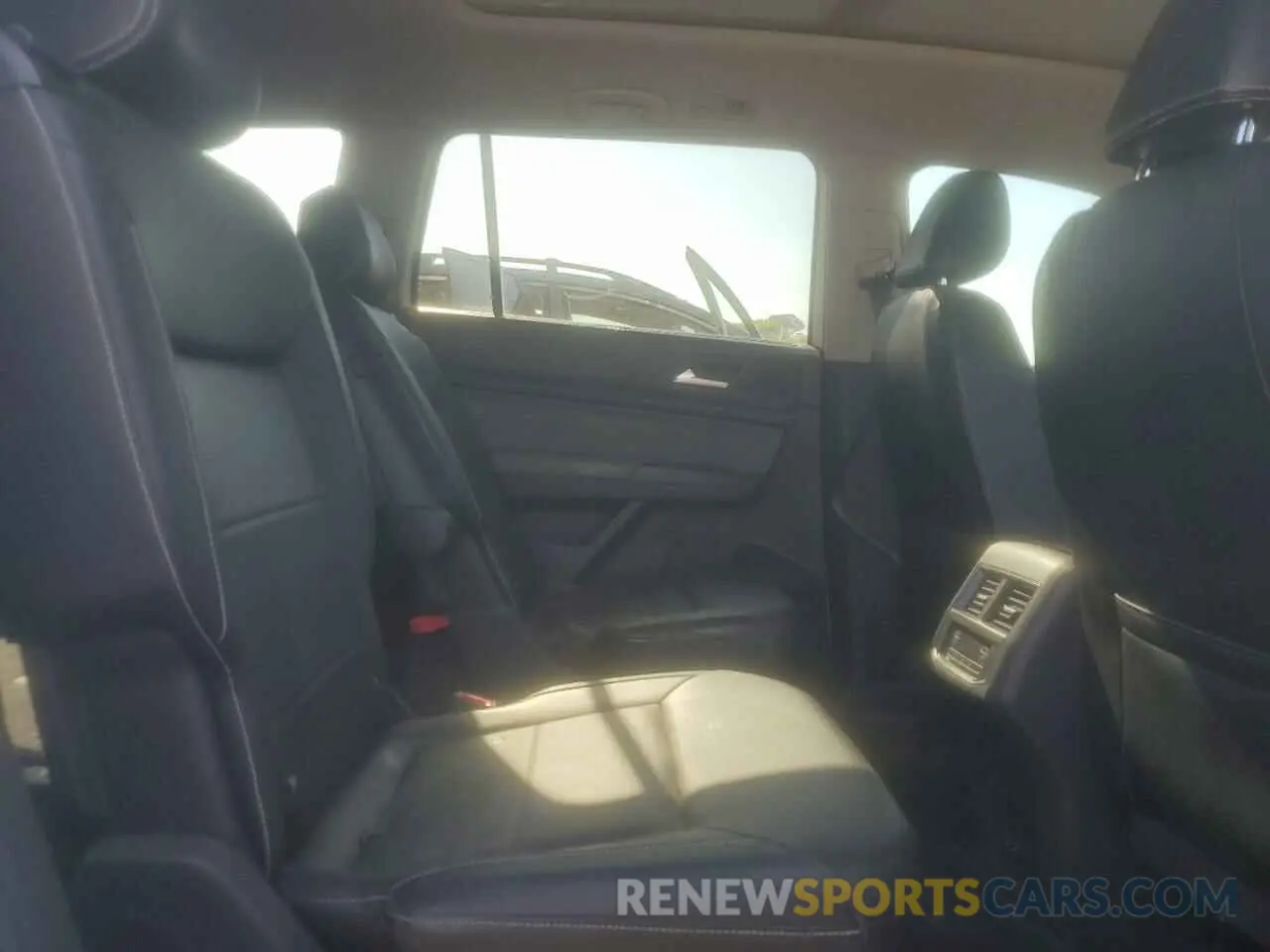 11 Photograph of a damaged car 1V2JR2CA1NC564058 VOLKSWAGEN ATLAS 2022