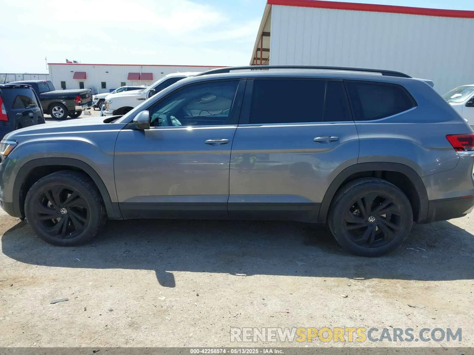 14 Photograph of a damaged car 1V2JR2CA2NC539640 VOLKSWAGEN ATLAS 2022