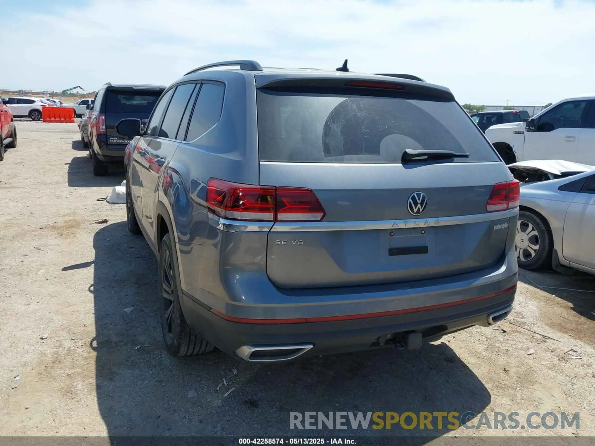 3 Photograph of a damaged car 1V2JR2CA2NC539640 VOLKSWAGEN ATLAS 2022