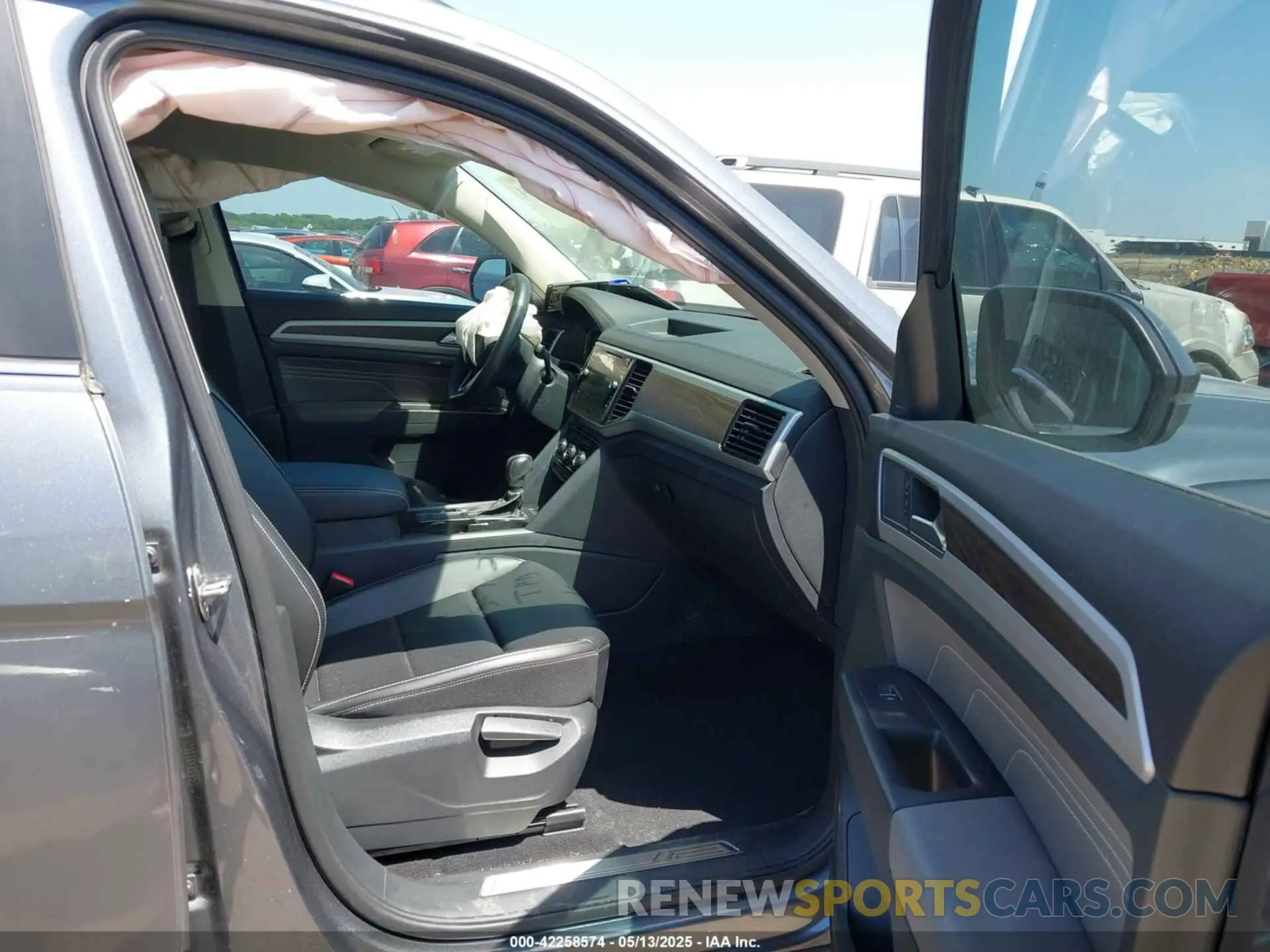 5 Photograph of a damaged car 1V2JR2CA2NC539640 VOLKSWAGEN ATLAS 2022