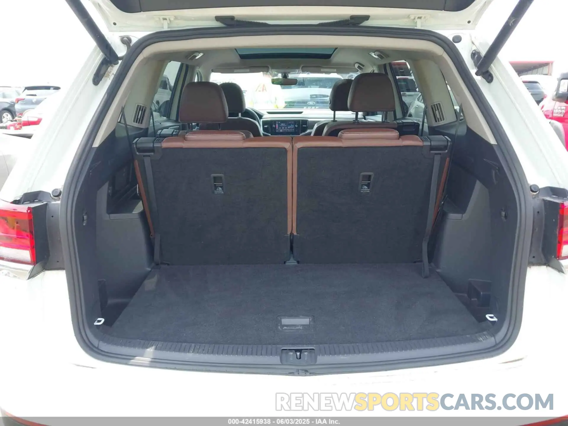 17 Photograph of a damaged car 1V2JR2CA3NC512561 VOLKSWAGEN ATLAS 2022