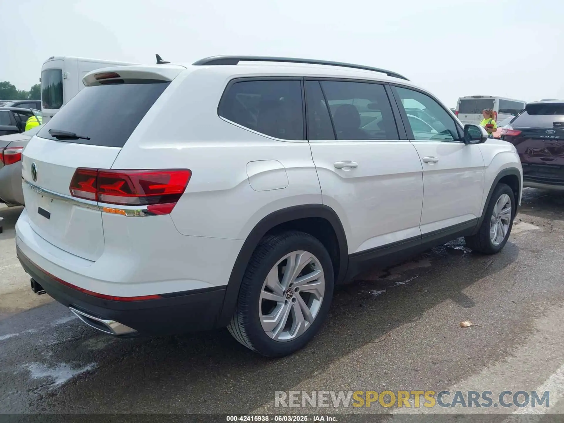 4 Photograph of a damaged car 1V2JR2CA3NC512561 VOLKSWAGEN ATLAS 2022