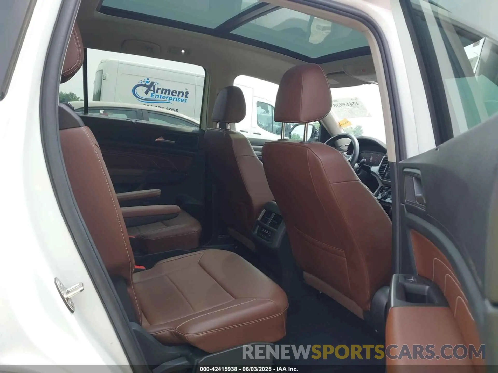 8 Photograph of a damaged car 1V2JR2CA3NC512561 VOLKSWAGEN ATLAS 2022