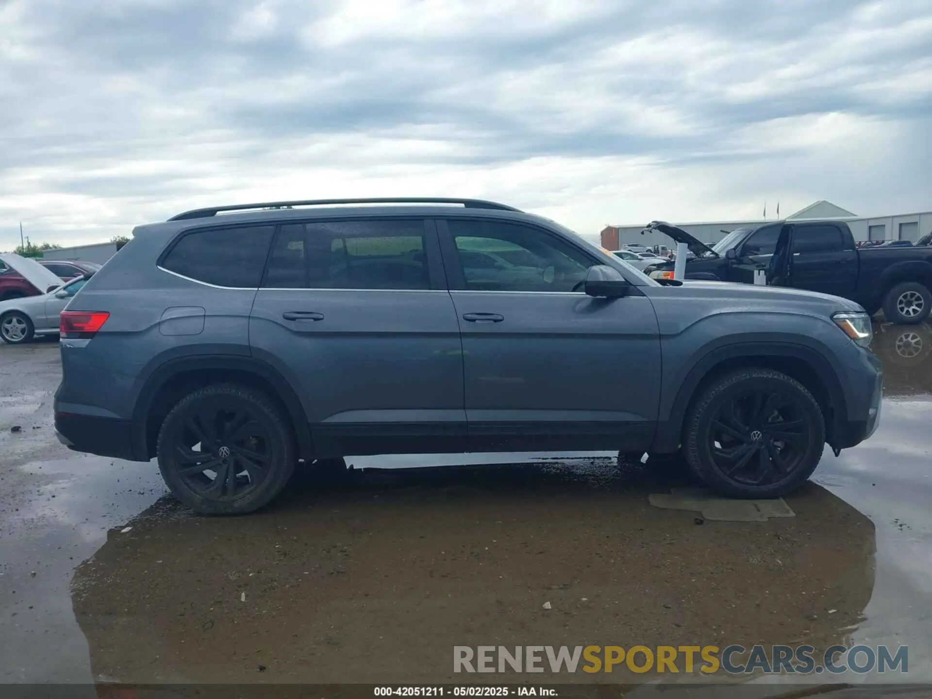 13 Photograph of a damaged car 1V2JR2CA4NC529787 VOLKSWAGEN ATLAS 2022