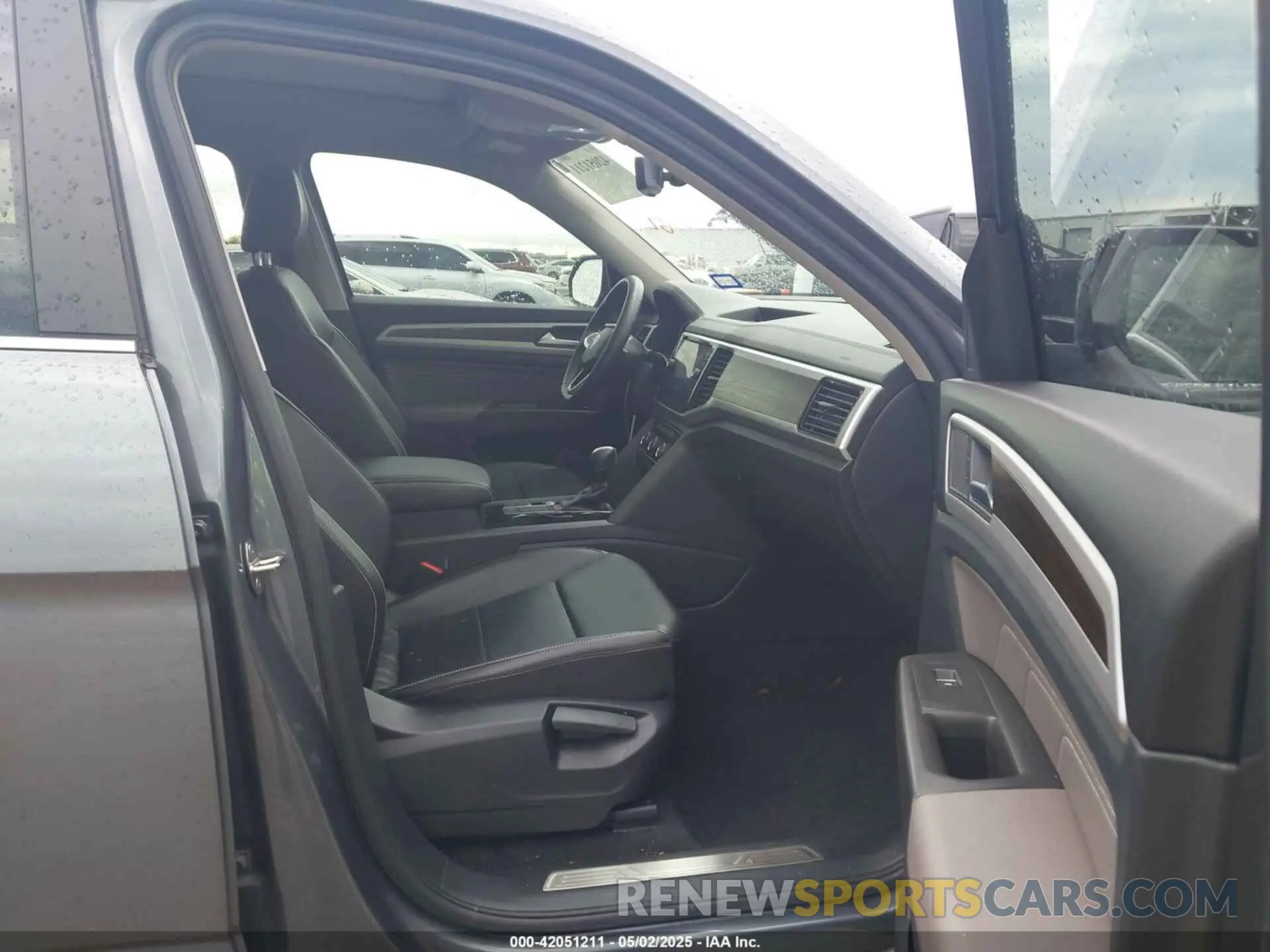 5 Photograph of a damaged car 1V2JR2CA4NC529787 VOLKSWAGEN ATLAS 2022