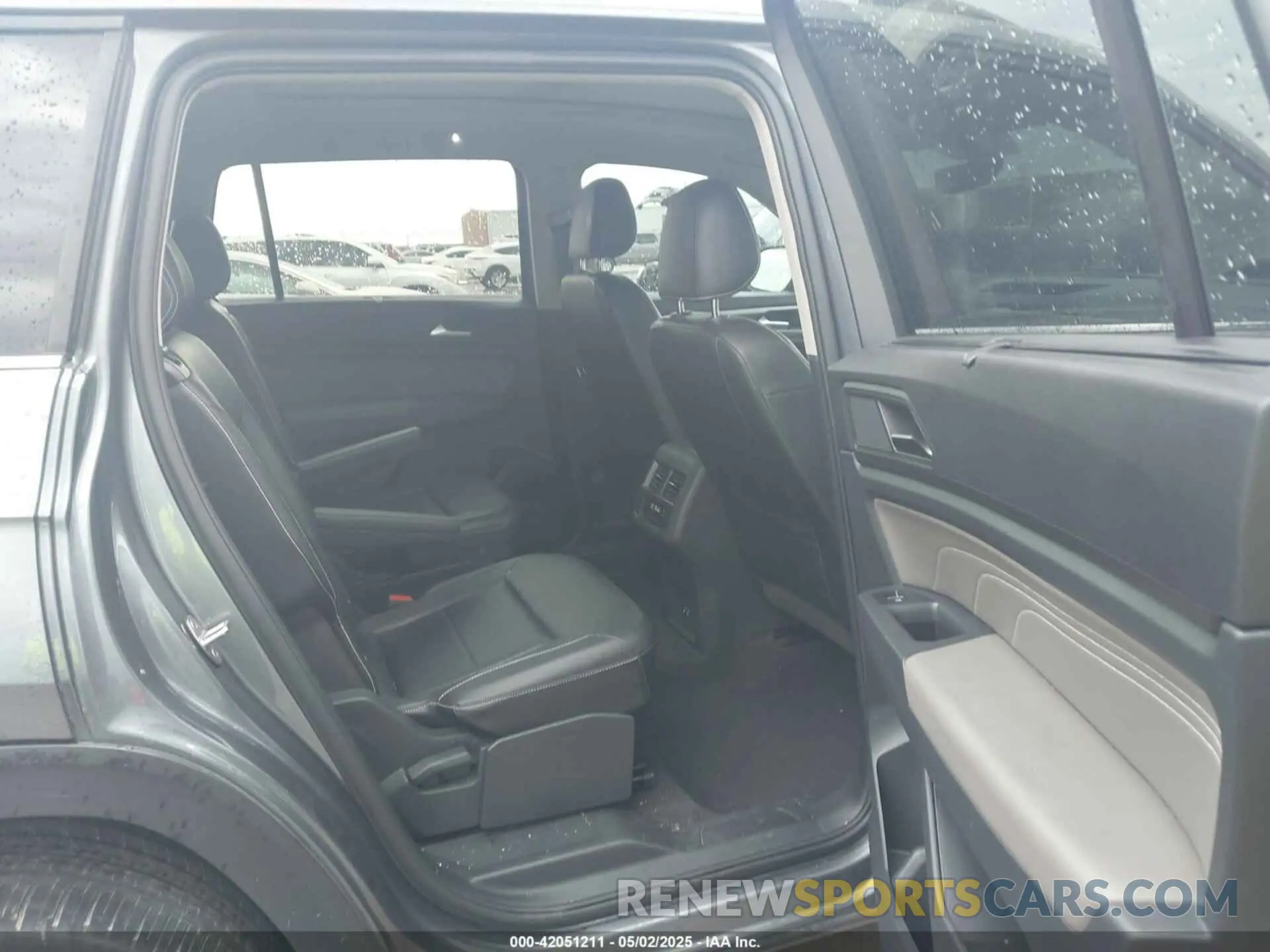 8 Photograph of a damaged car 1V2JR2CA4NC529787 VOLKSWAGEN ATLAS 2022