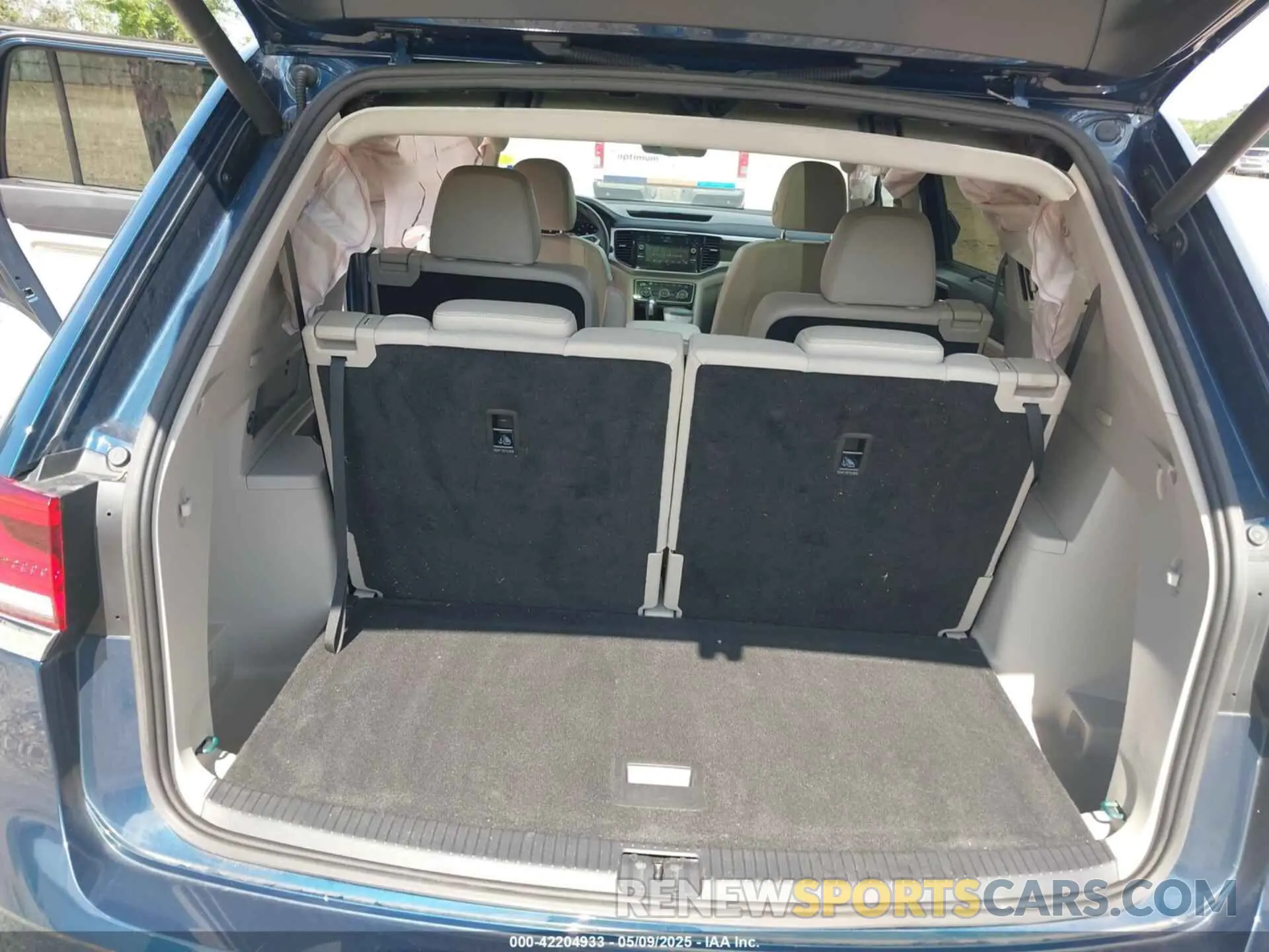17 Photograph of a damaged car 1V2JR2CA5NC533766 VOLKSWAGEN ATLAS 2022