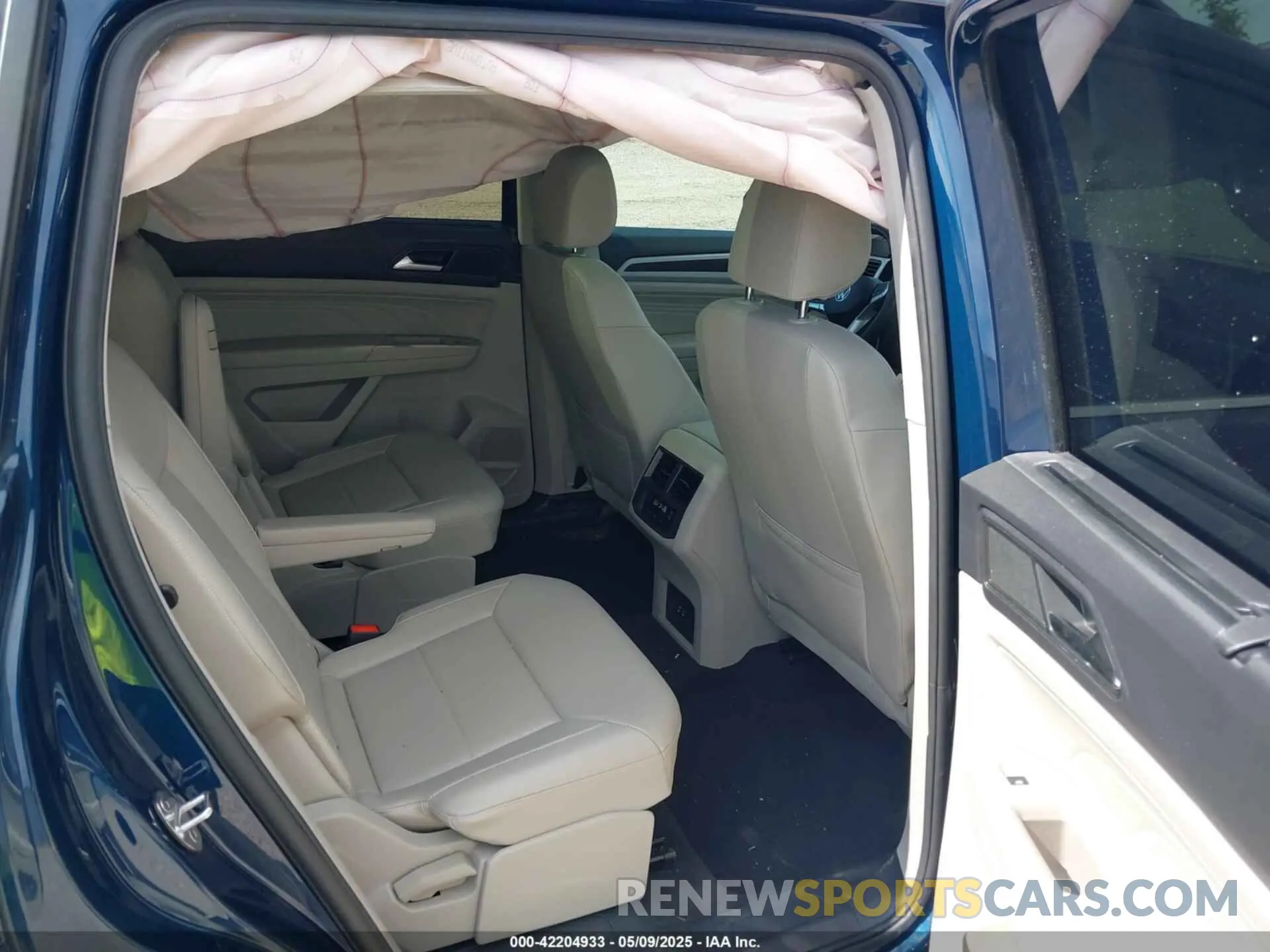 8 Photograph of a damaged car 1V2JR2CA5NC533766 VOLKSWAGEN ATLAS 2022