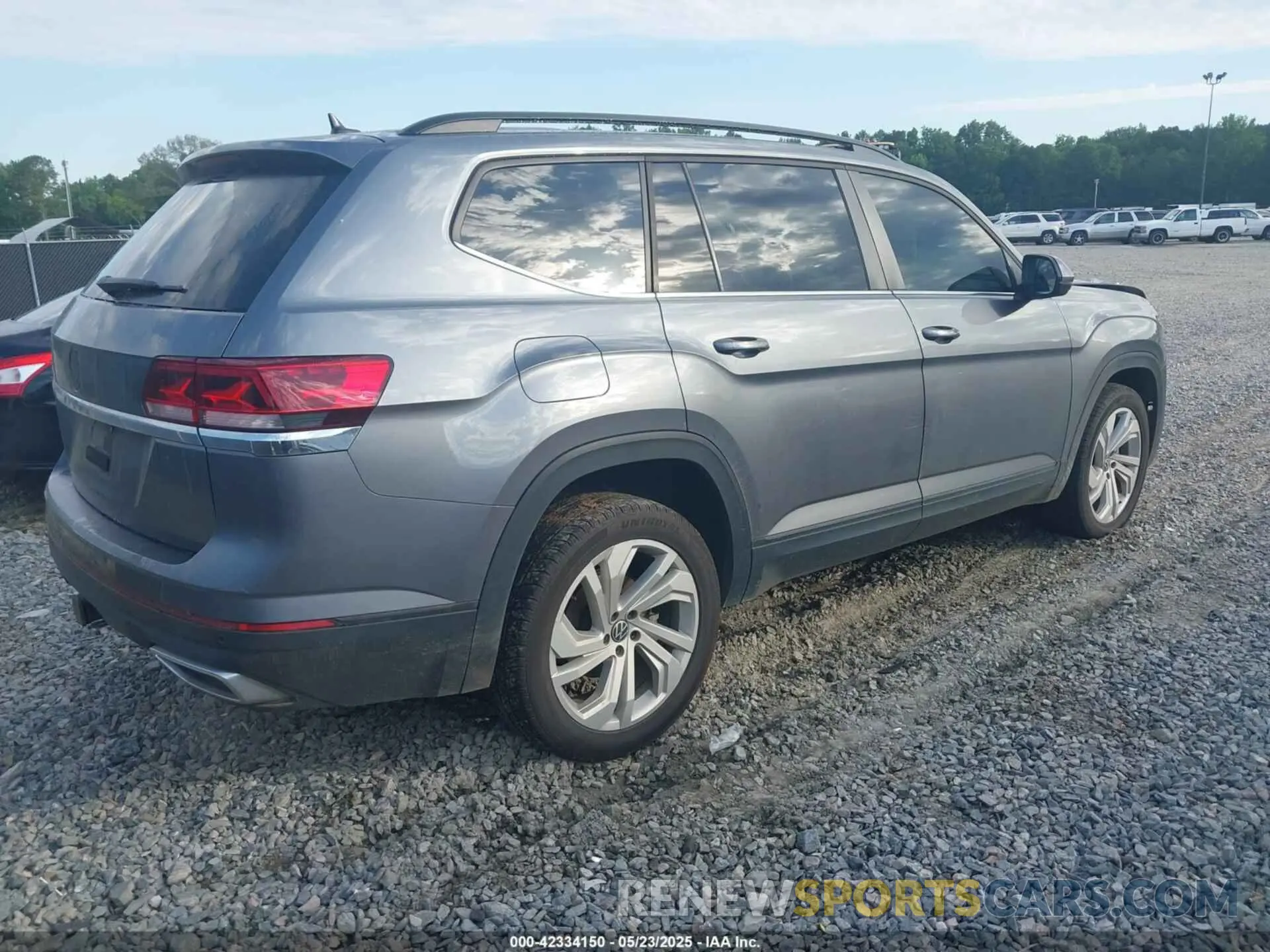 4 Photograph of a damaged car 1V2JR2CA6NC518824 VOLKSWAGEN ATLAS 2022