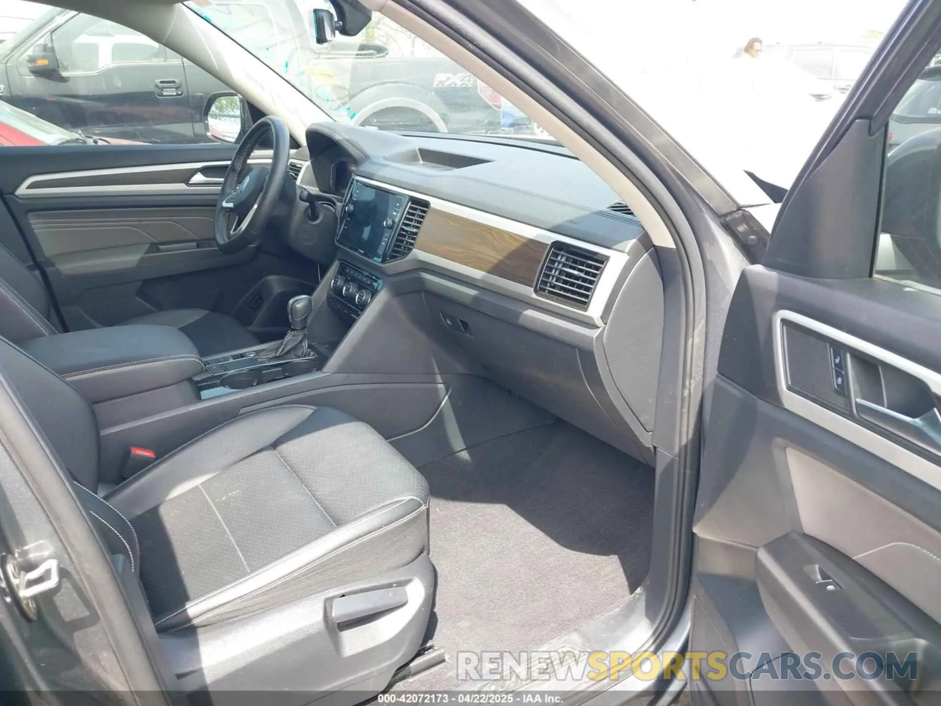 5 Photograph of a damaged car 1V2JR2CA7NC523045 VOLKSWAGEN ATLAS 2022