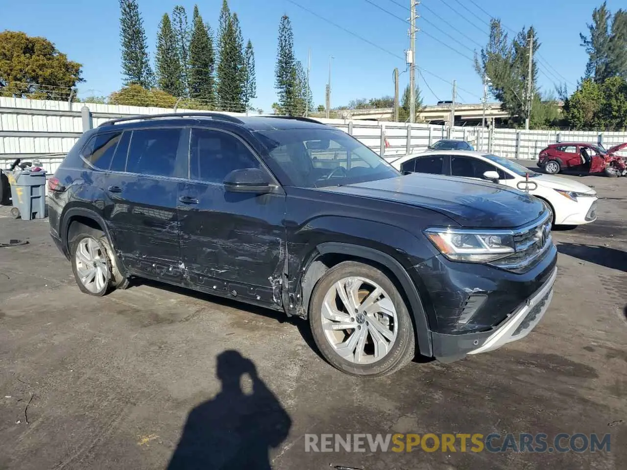 4 Photograph of a damaged car 1V2JR2CAXNC529065 VOLKSWAGEN ATLAS 2022