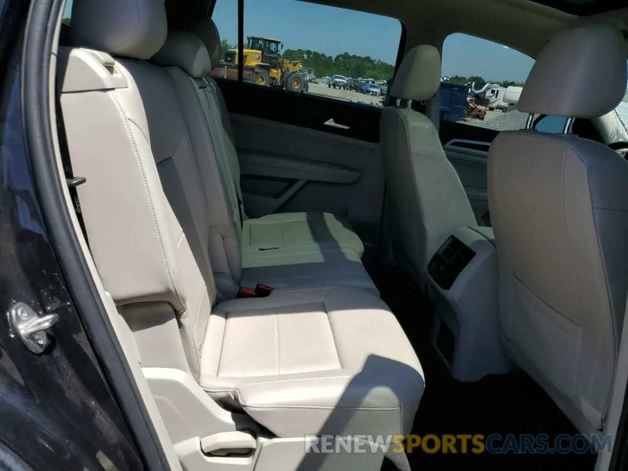 11 Photograph of a damaged car 1V2KP2CA1NC508230 VOLKSWAGEN ATLAS 2022