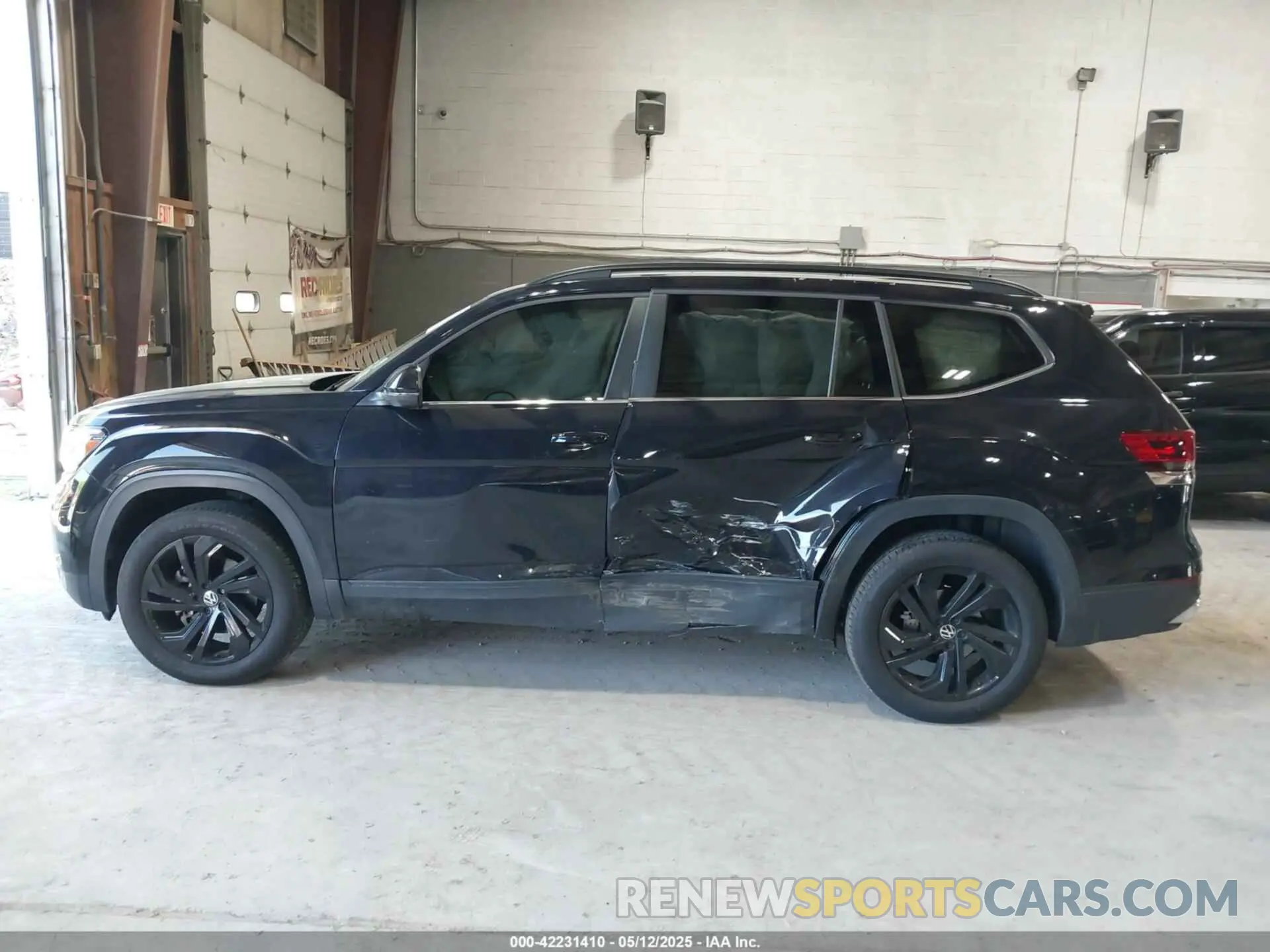 14 Photograph of a damaged car 1V2KP2CA5NC509929 VOLKSWAGEN ATLAS 2022