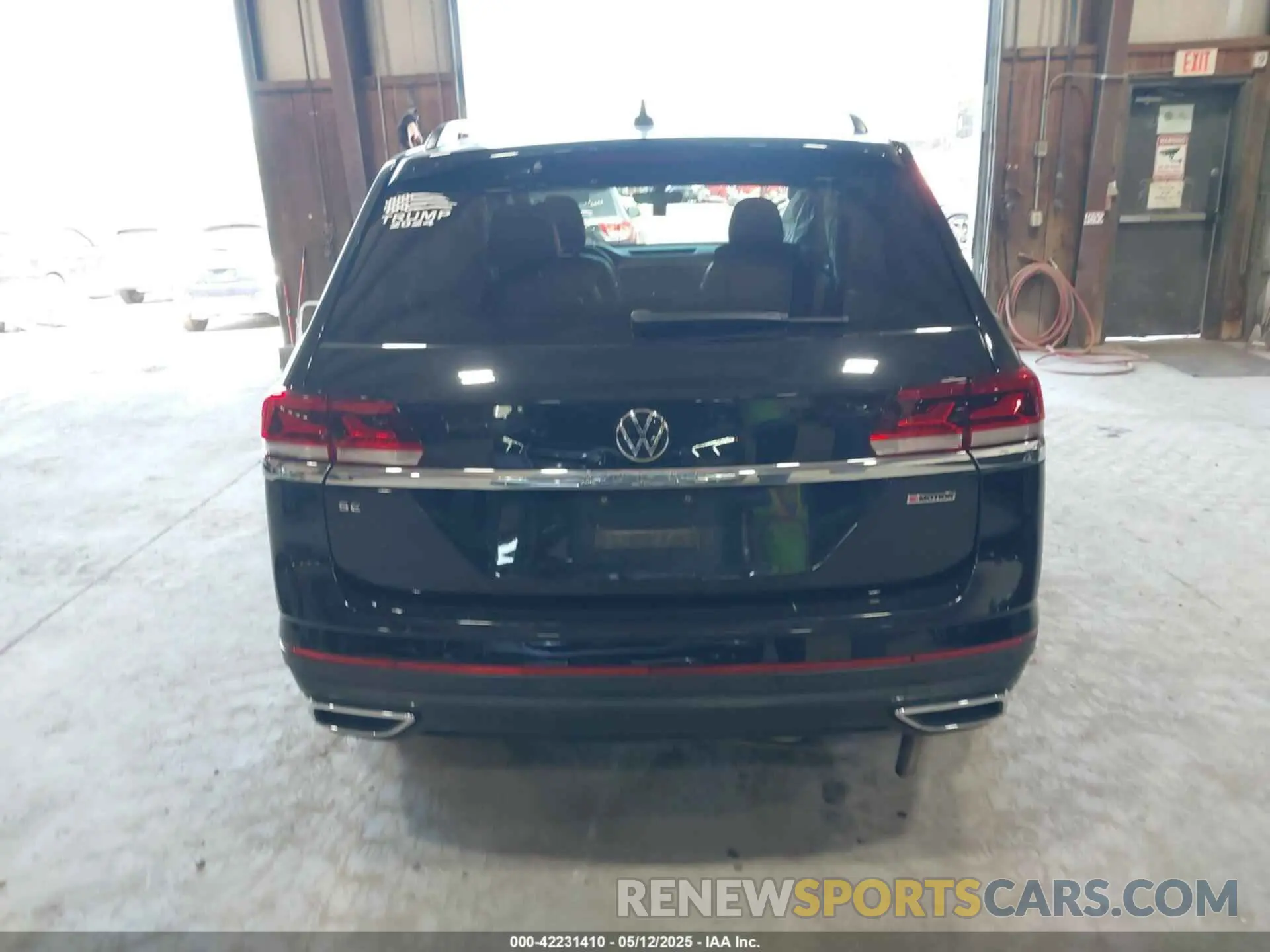 16 Photograph of a damaged car 1V2KP2CA5NC509929 VOLKSWAGEN ATLAS 2022